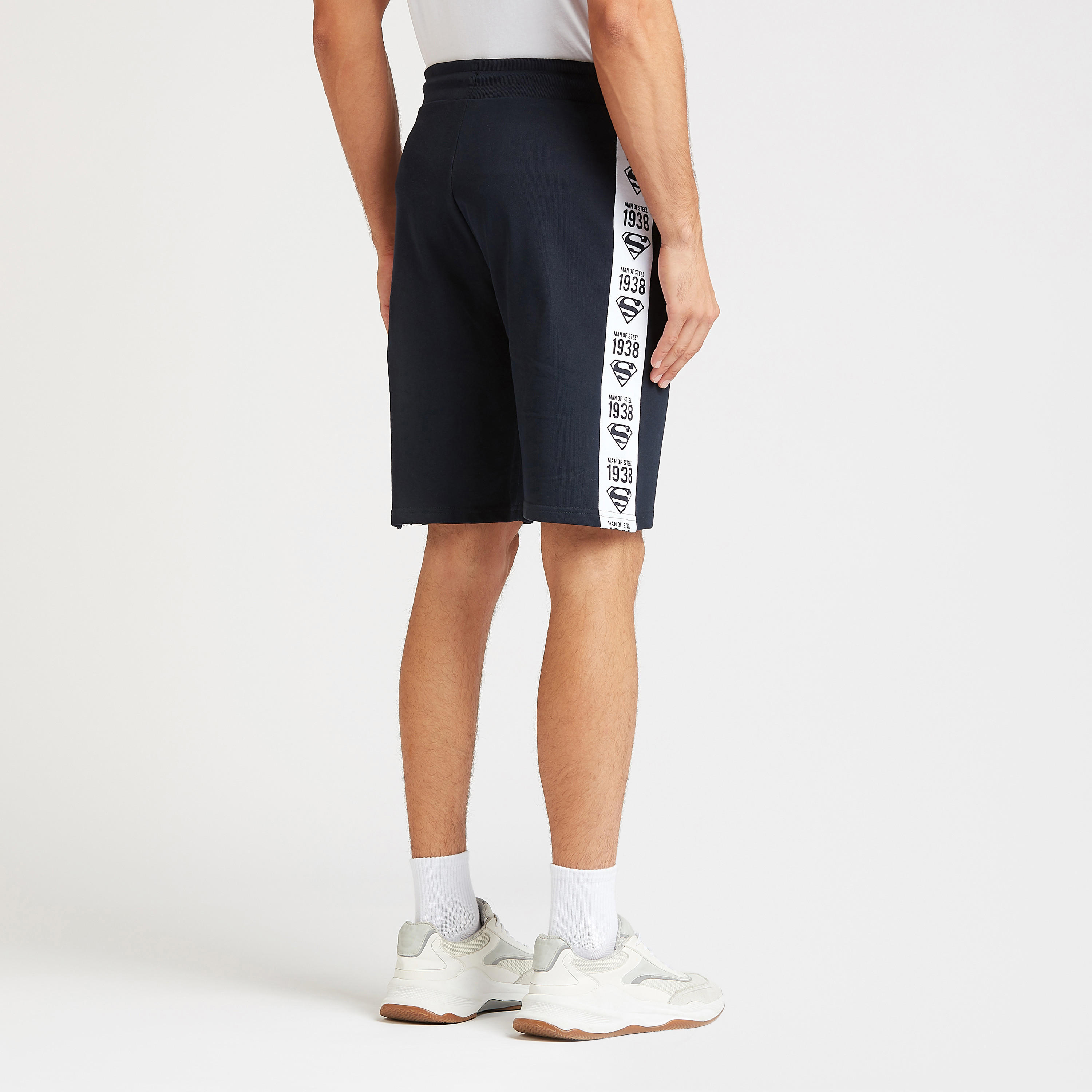 شورت برباط وتفاصيل جيوب وطبعات-men-clothing-bottoms-shorts-image-4
