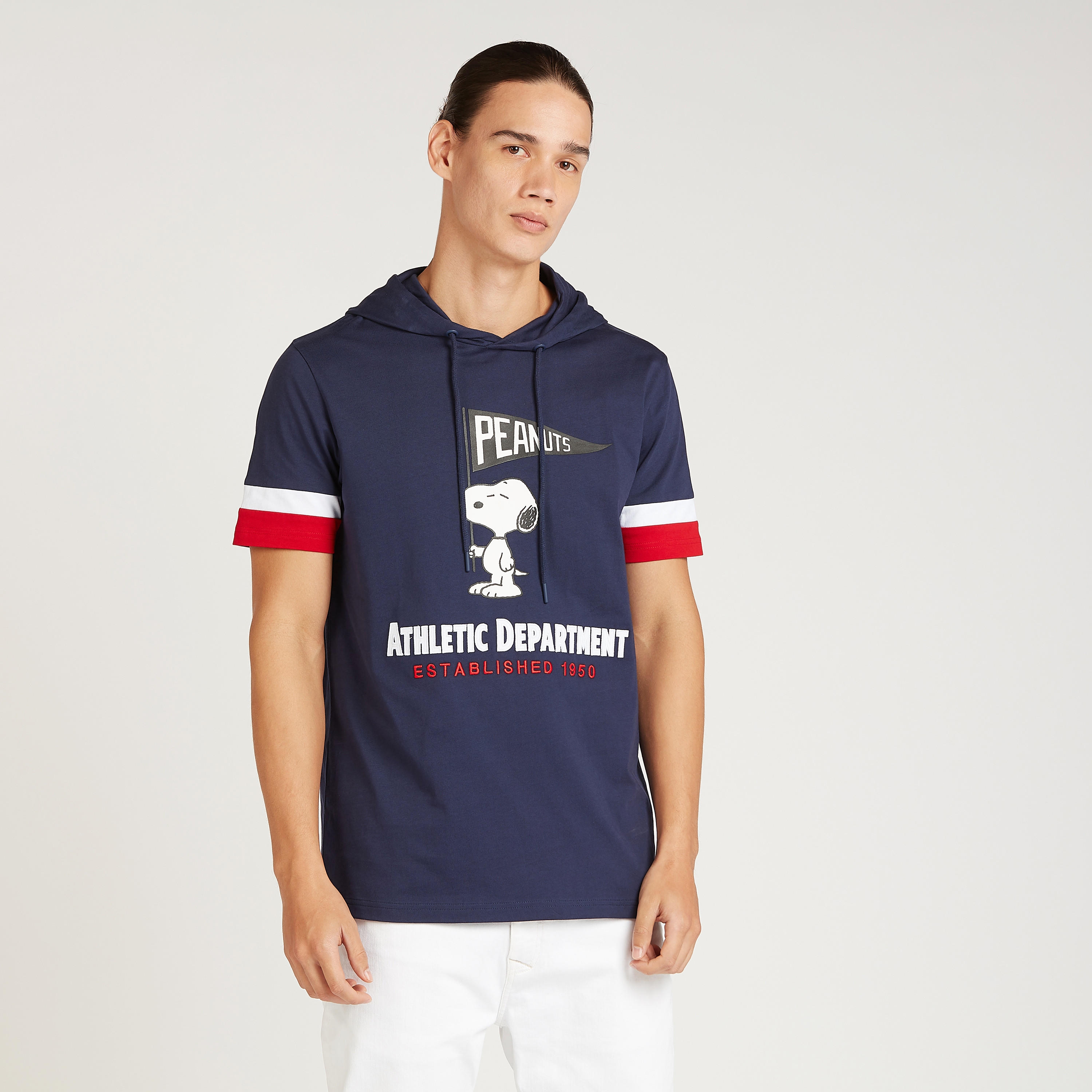 تيشيرت بقصة سليم بأكمام قصيرة وقبعة وطبعات سنوبي-men-clothing-tshirtsandpolos-tshirts-image-1