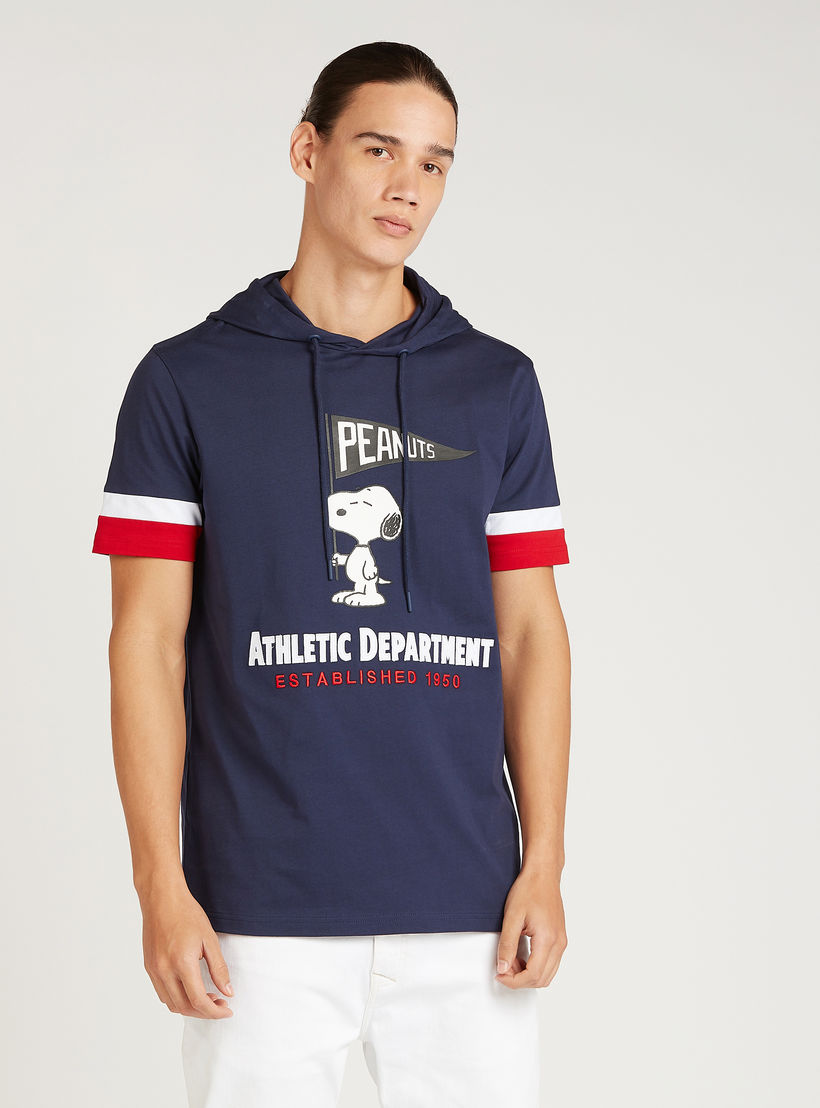 تيشيرت بقصة سليم بأكمام قصيرة وقبعة وطبعات سنوبي-men-clothing-tshirtsandpolos-tshirts-image-1