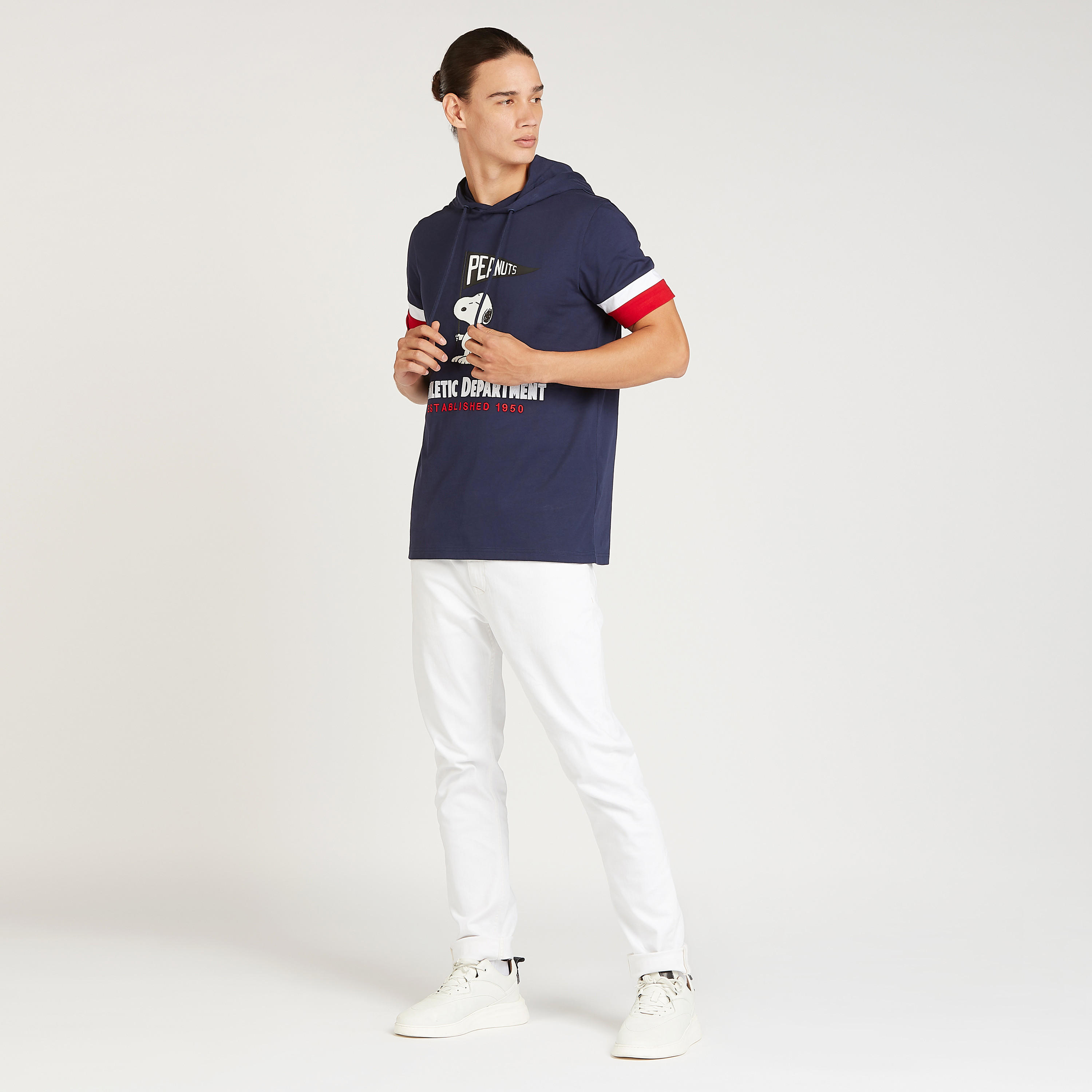 تيشيرت بقصة سليم بأكمام قصيرة وقبعة وطبعات سنوبي-men-clothing-tshirtsandpolos-tshirts-image-2