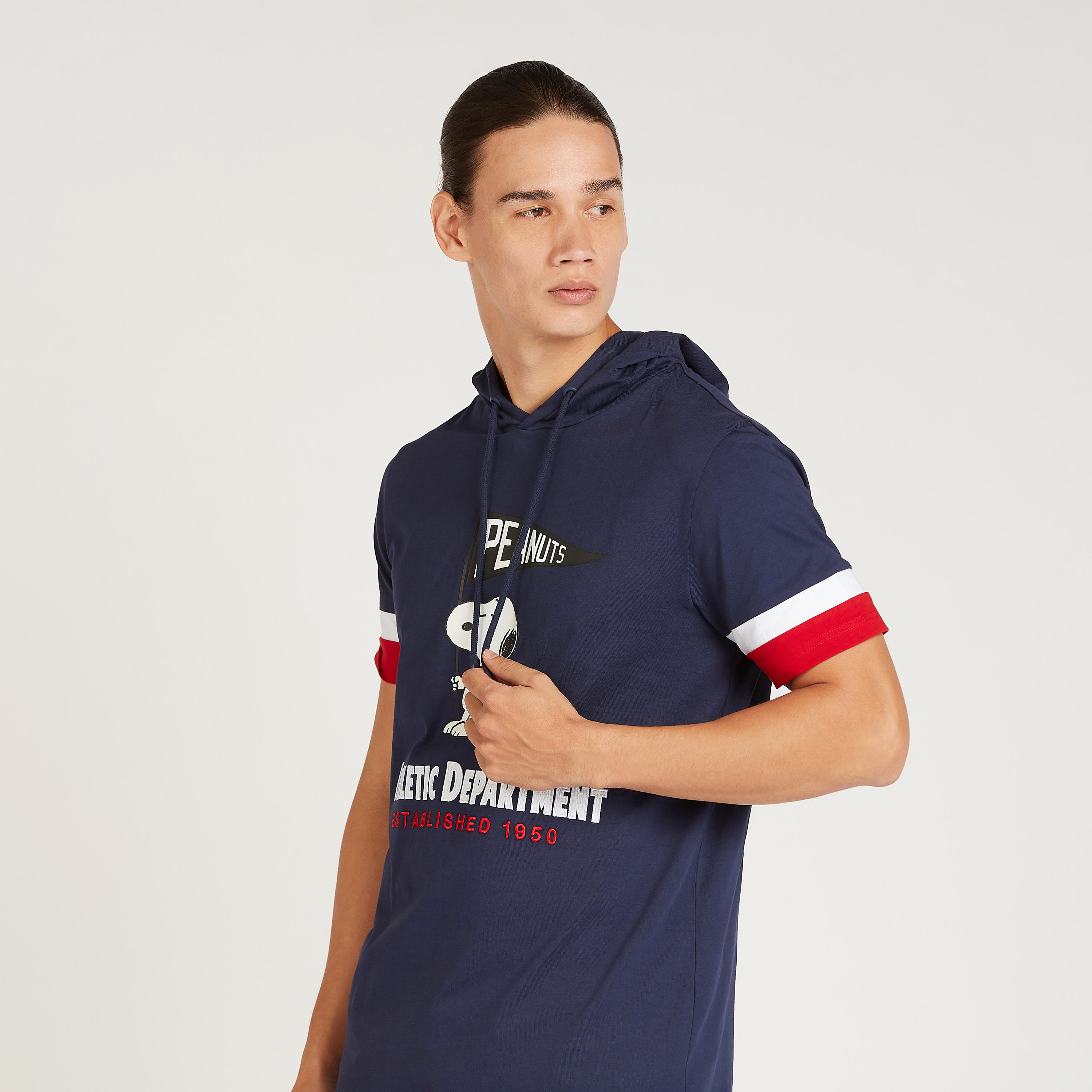 تيشيرت بقصة سليم بأكمام قصيرة وقبعة وطبعات سنوبي-men-clothing-tshirtsandpolos-tshirts-image-3