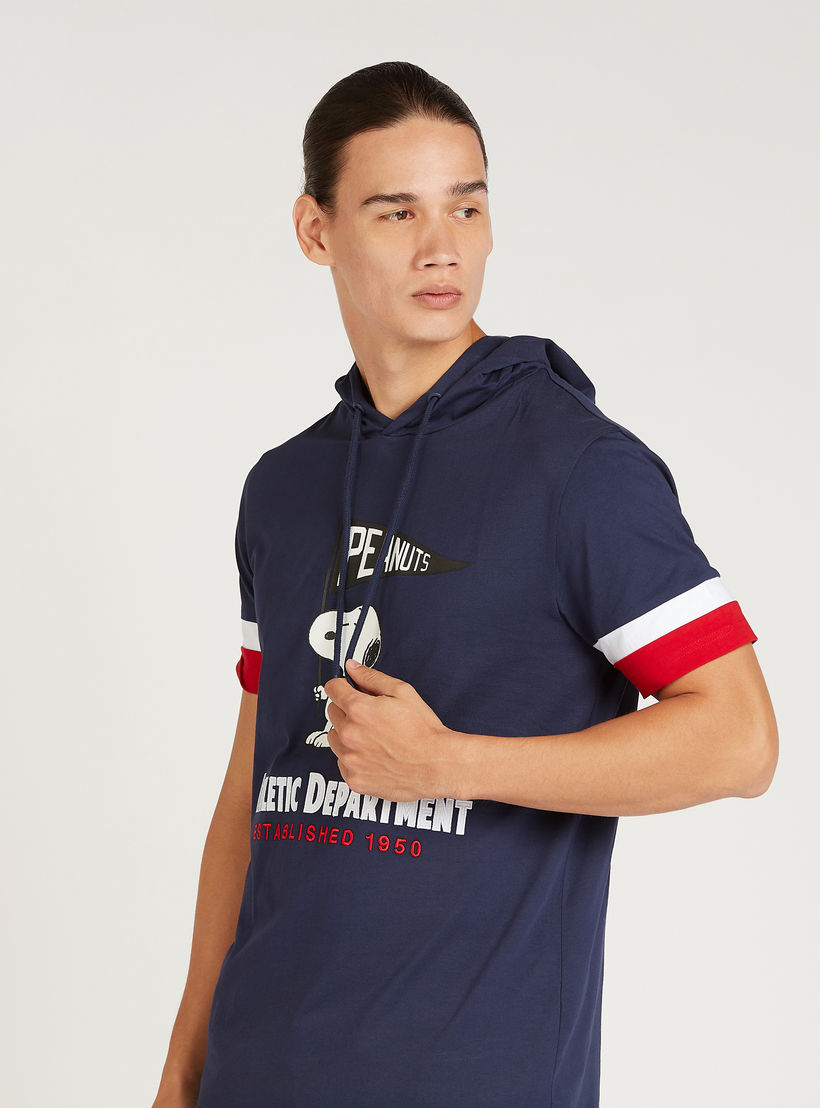 تيشيرت بقصة سليم بأكمام قصيرة وقبعة وطبعات سنوبي-men-clothing-tshirtsandpolos-tshirts-image-3