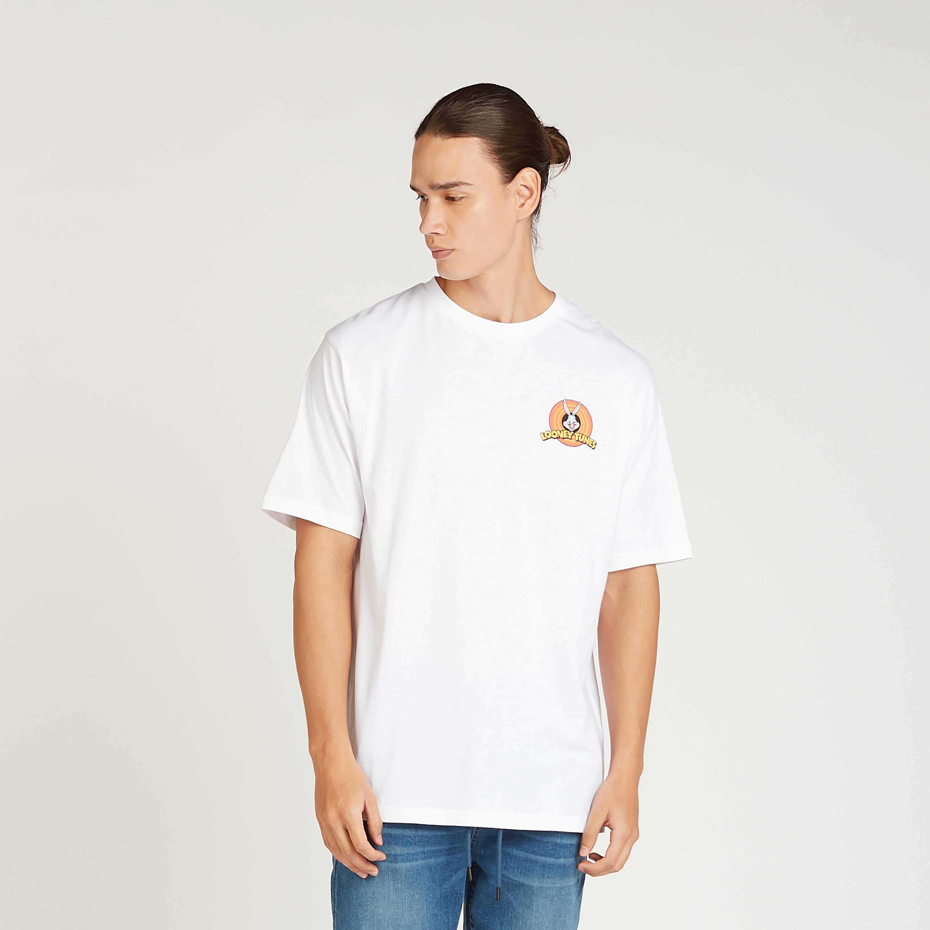تيشيرت بياقة ضيقة وأكمام قصيرة وطبعات لوني تيونز-men-clothing-tshirtsandpolos-tshirts-image-1