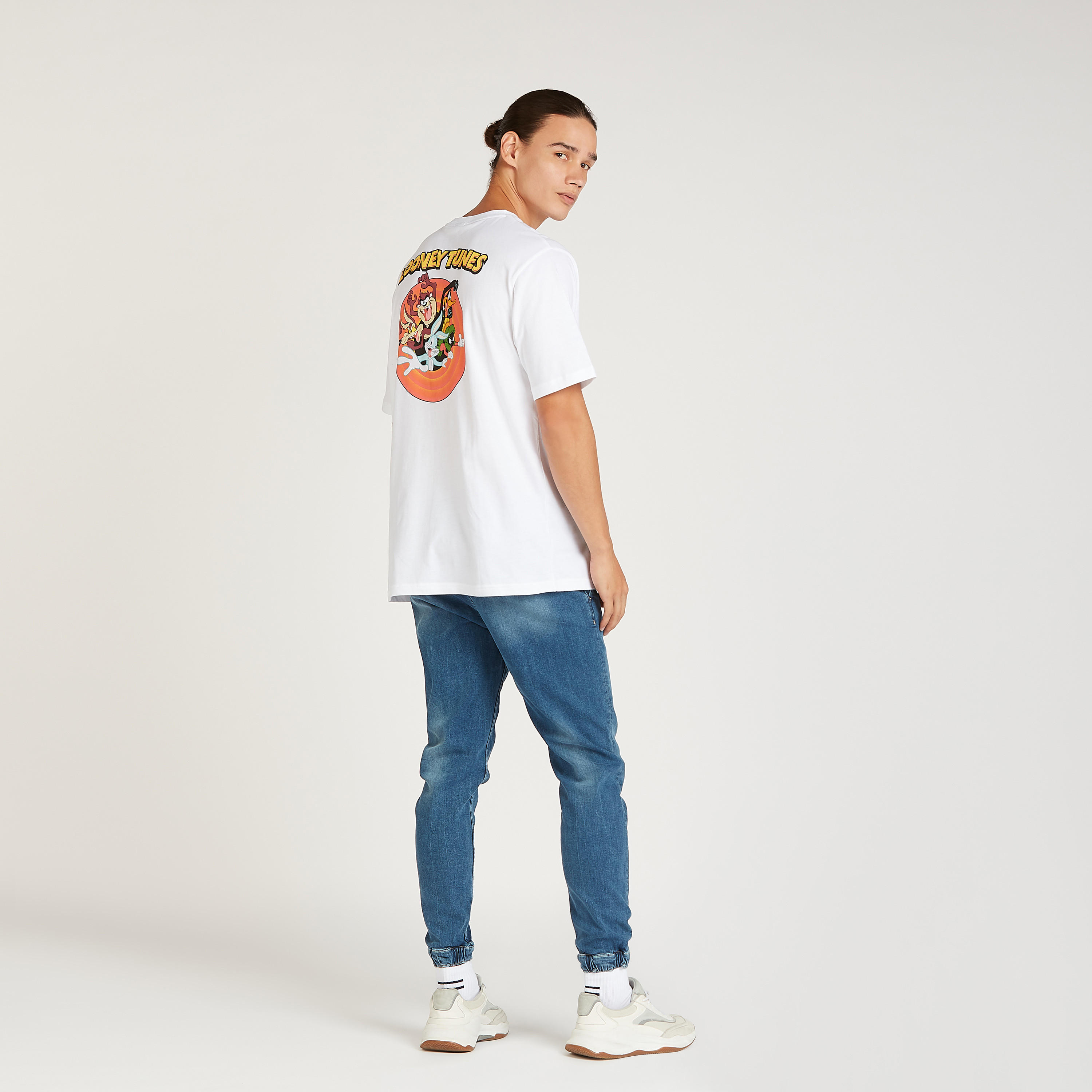 تيشيرت بياقة ضيقة وأكمام قصيرة وطبعات لوني تيونز-men-clothing-tshirtsandpolos-tshirts-image-2