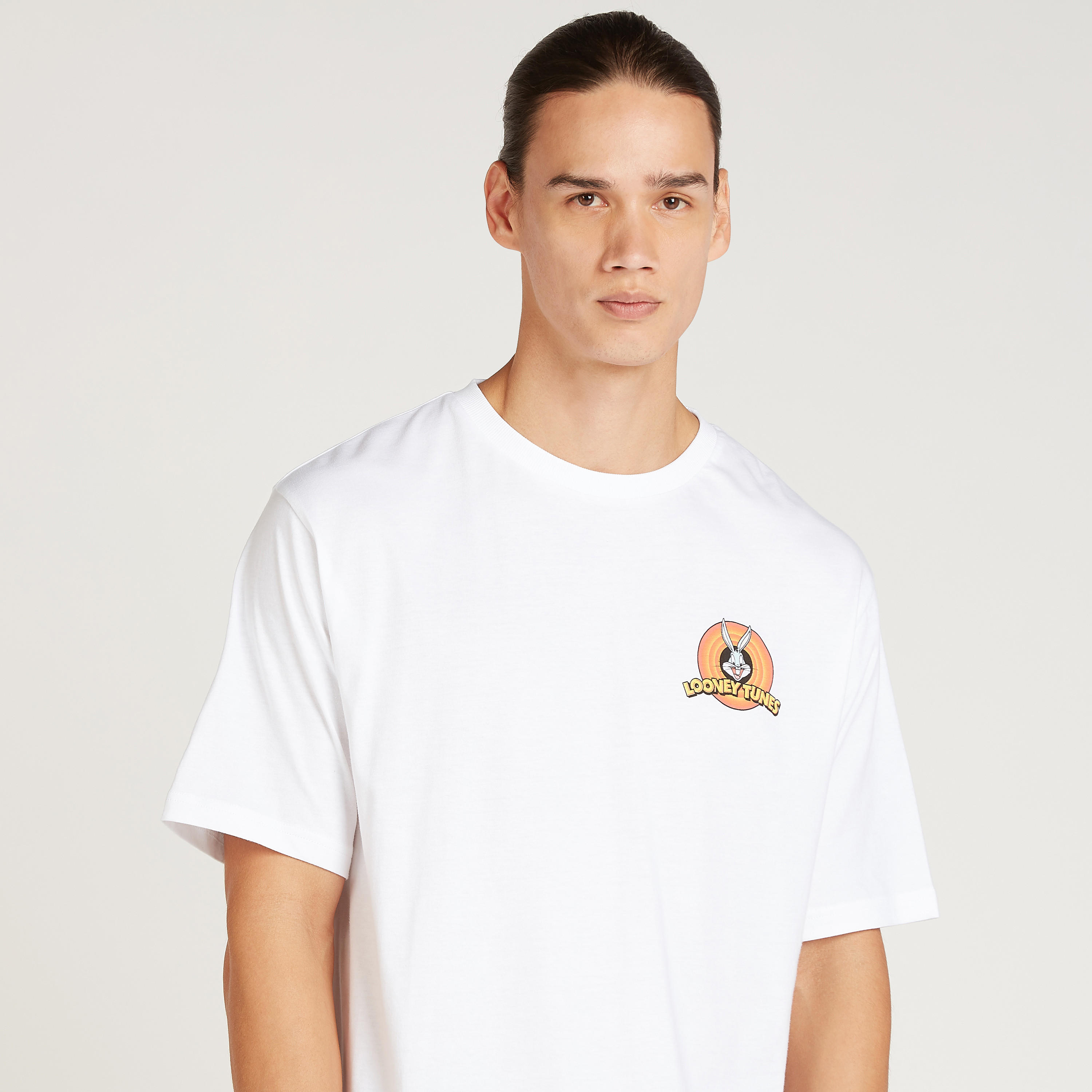 تيشيرت بياقة ضيقة وأكمام قصيرة وطبعات لوني تيونز-men-clothing-tshirtsandpolos-tshirts-image-3