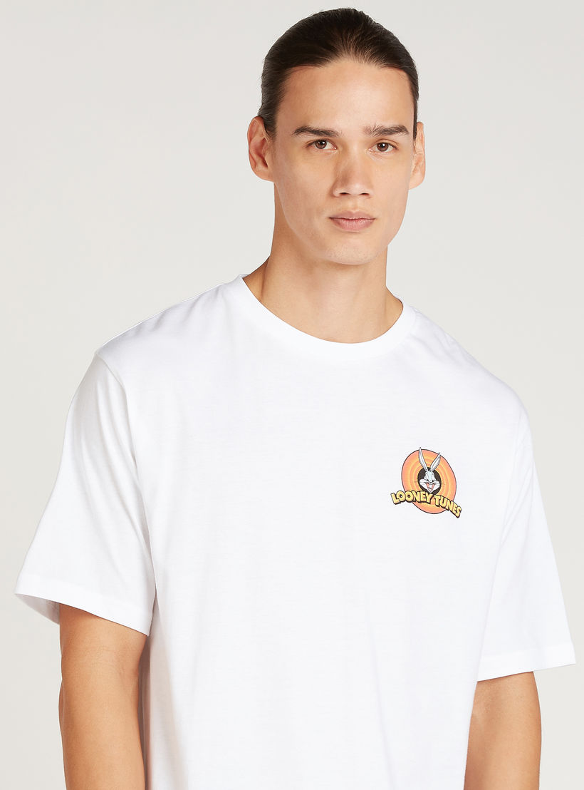 تيشيرت بياقة ضيقة وأكمام قصيرة وطبعات لوني تيونز-men-clothing-tshirtsandpolos-tshirts-image-3