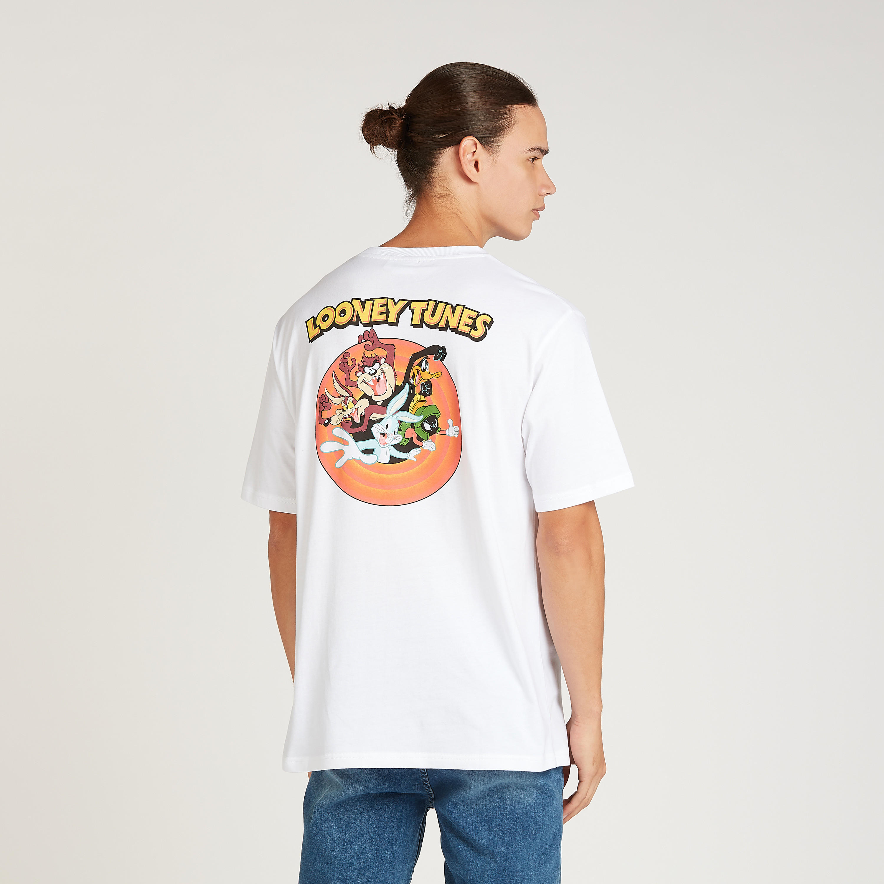 تيشيرت بياقة ضيقة وأكمام قصيرة وطبعات لوني تيونز-men-clothing-tshirtsandpolos-tshirts-image-4