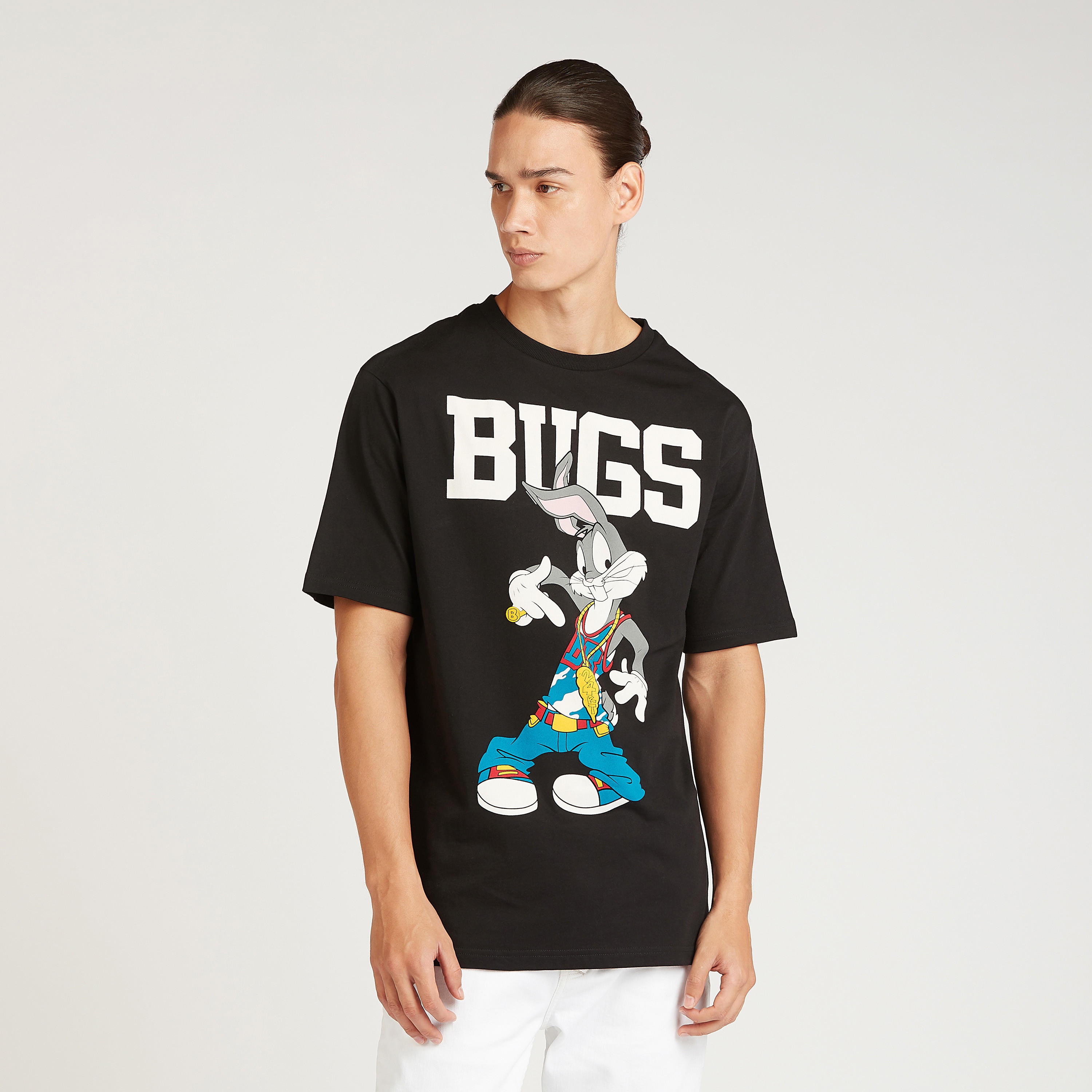 تيشيرت بقصة سليم بياقة ضيقة وأكمام قصيرة بطبعات باجز باني-men-clothing-tshirtsandpolos-tshirts-image-1