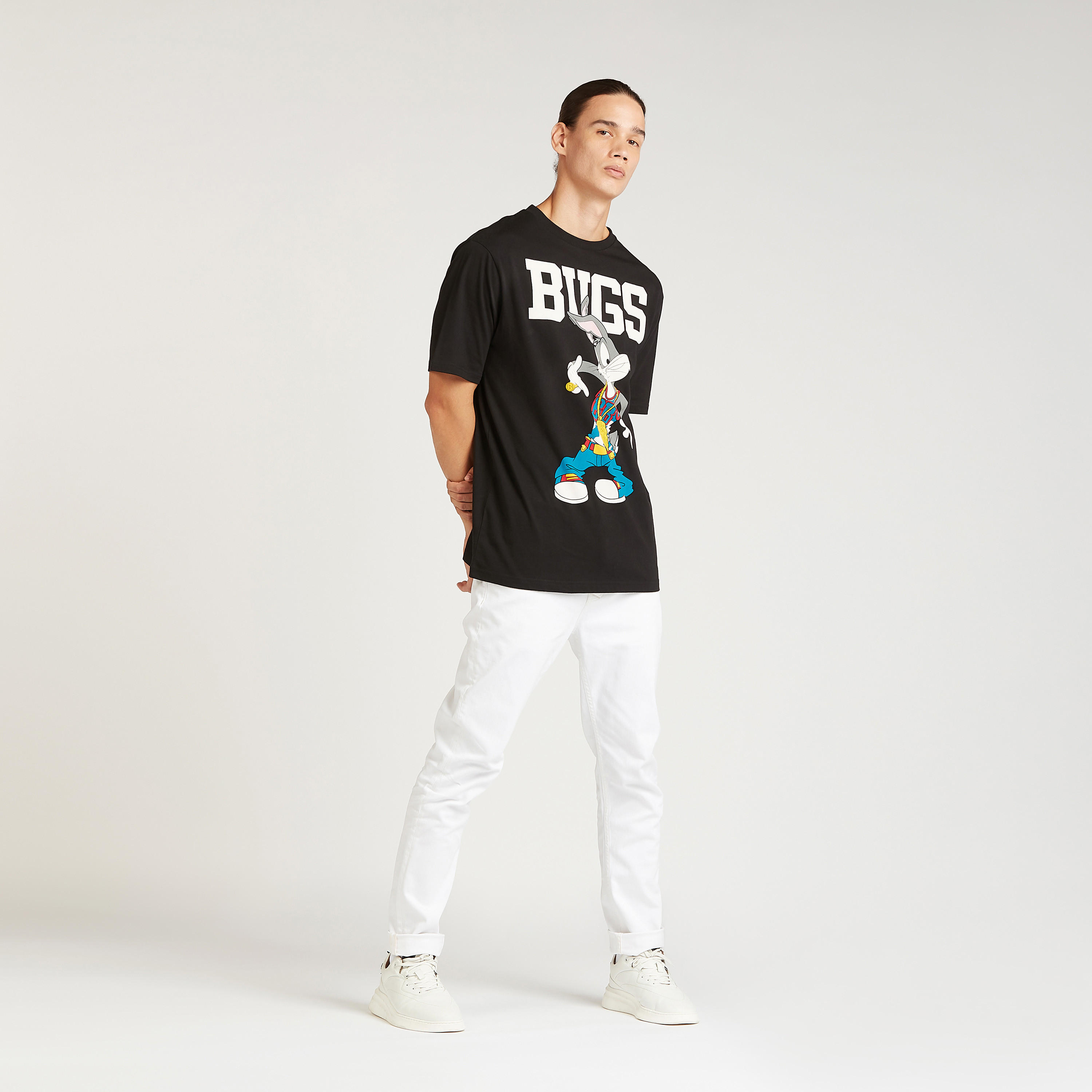 تيشيرت بقصة سليم بياقة ضيقة وأكمام قصيرة بطبعات باجز باني-men-clothing-tshirtsandpolos-tshirts-image-2