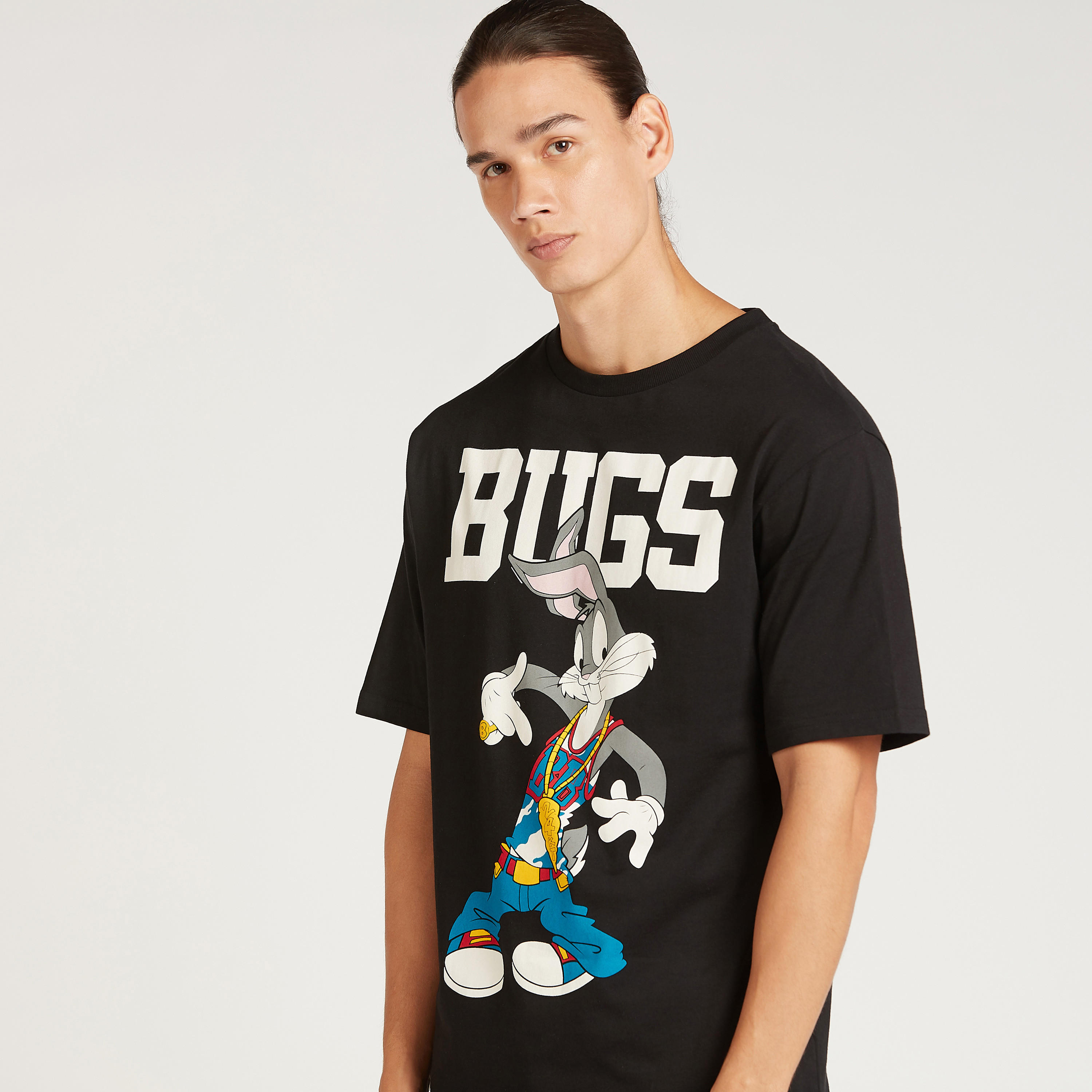 تيشيرت بقصة سليم بياقة ضيقة وأكمام قصيرة بطبعات باجز باني-men-clothing-tshirtsandpolos-tshirts-image-3