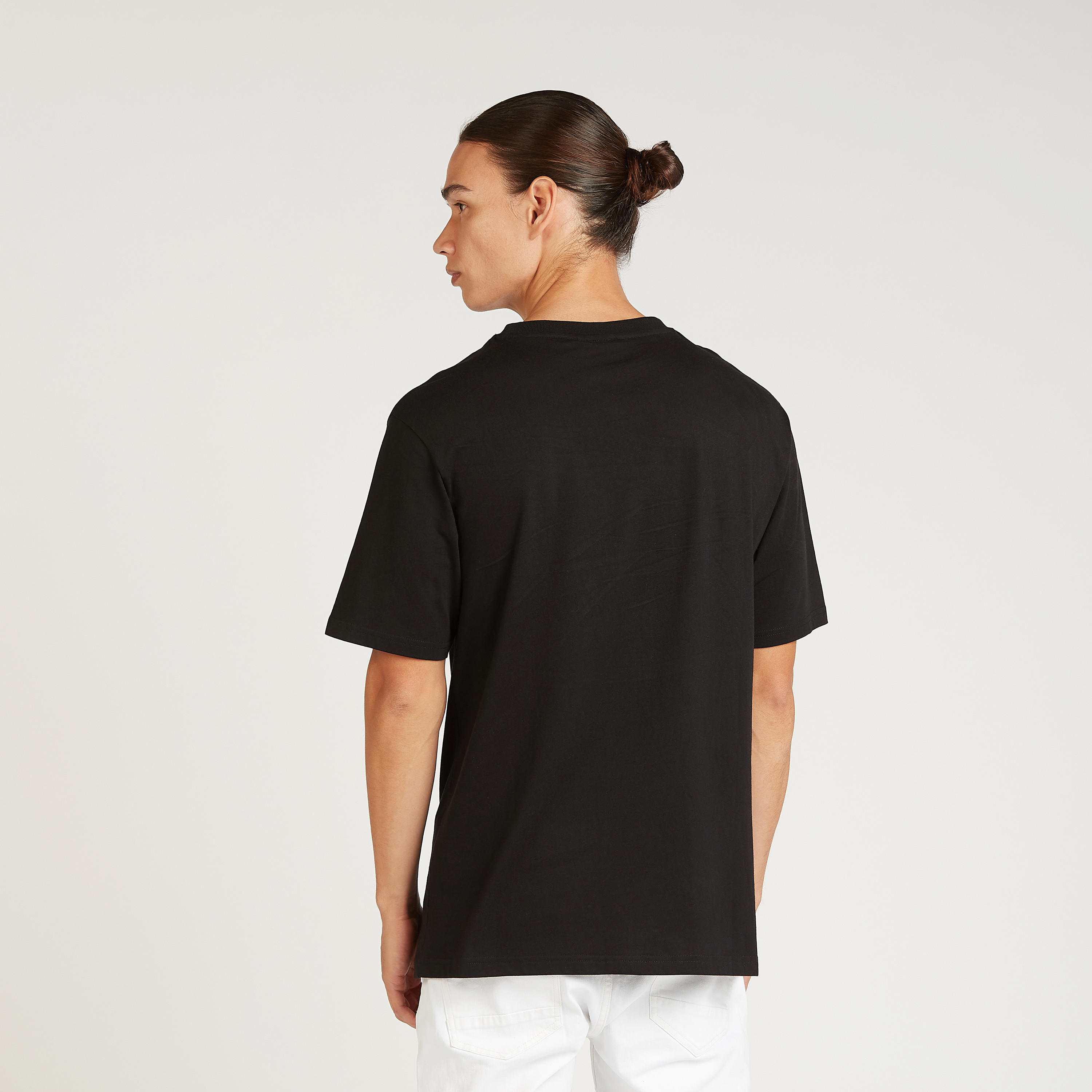 تيشيرت بقصة سليم بياقة ضيقة وأكمام قصيرة بطبعات باجز باني-men-clothing-tshirtsandpolos-tshirts-image-4