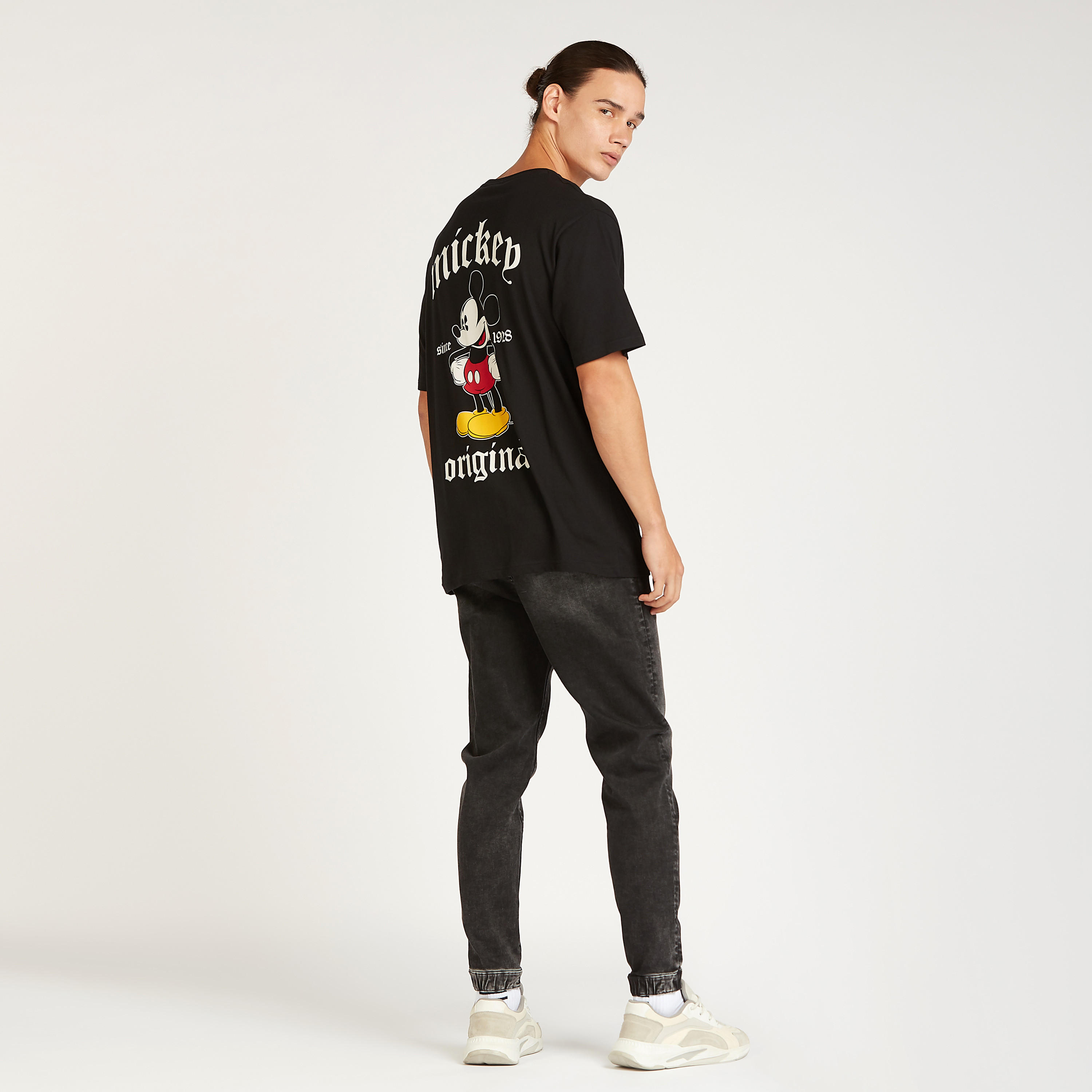 تيشيرت سليم بياقة مستديرة وأكمام قصيرة وطبعات ميكي ماوس-men-clothing-tshirtsandpolos-tshirts-image-2