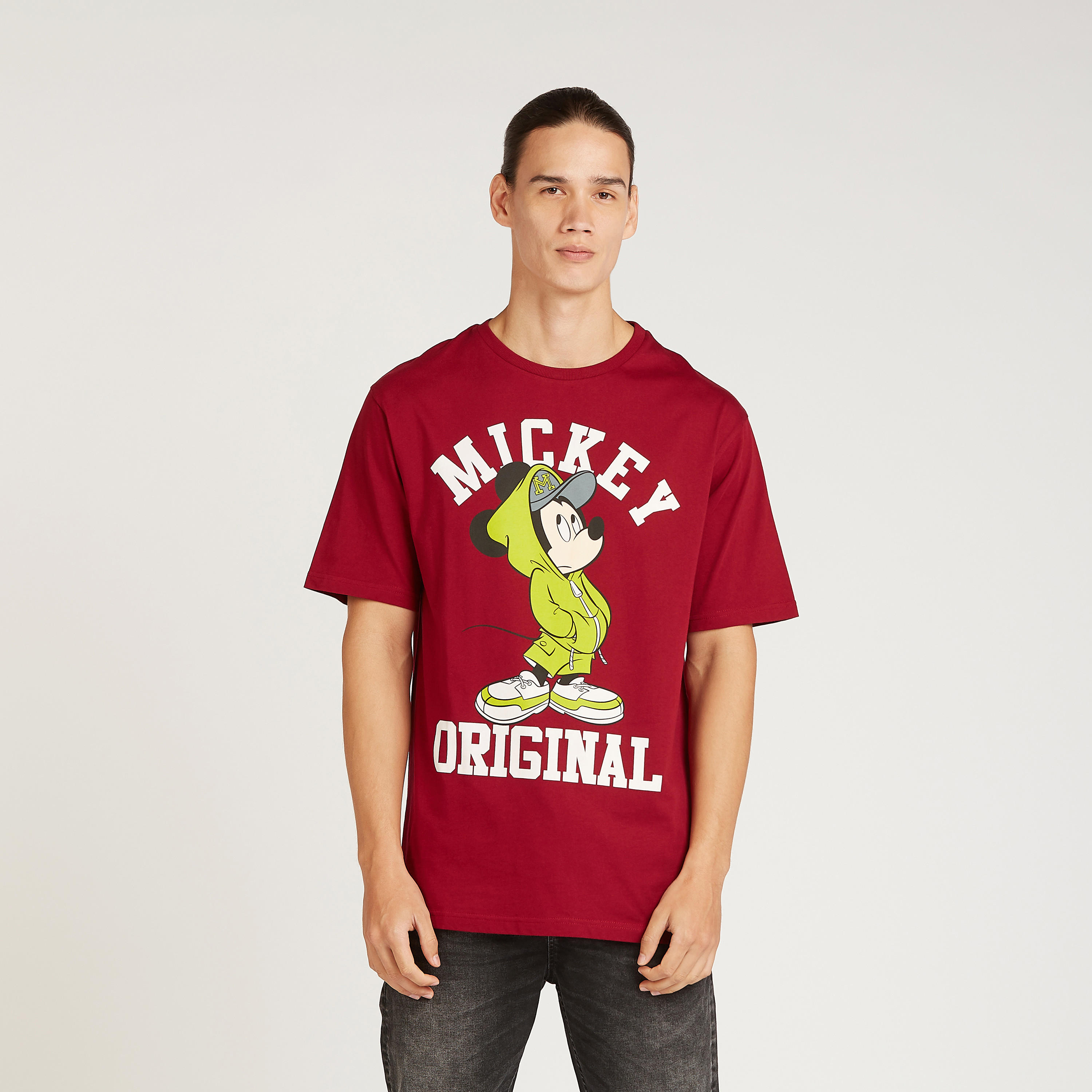 تيشيرت بقصة سليم بياقة ضيقة وأكمام قصيرة وطبعات ميكي ماوس-men-clothing-tshirtsandpolos-tshirts-image-1