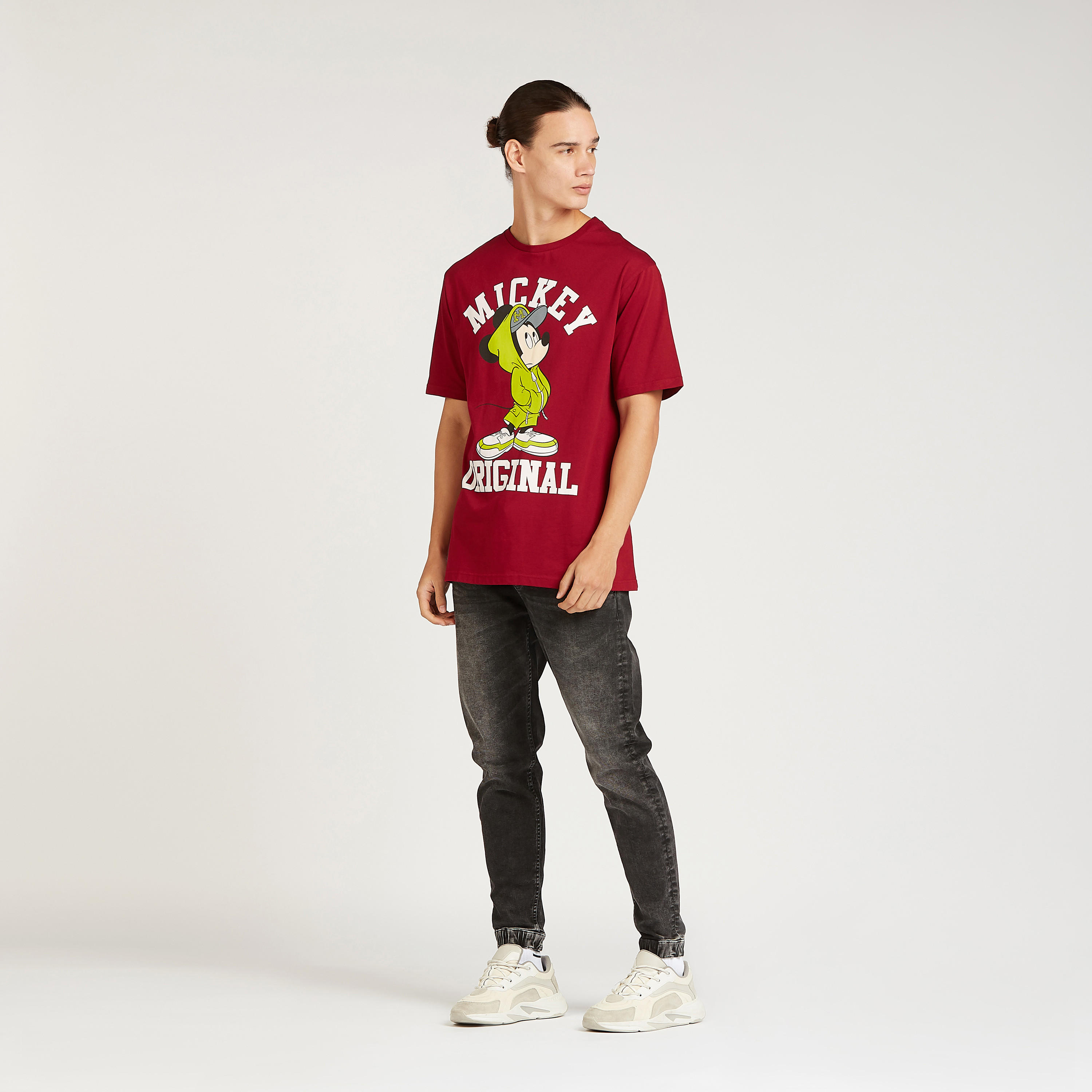 تيشيرت بقصة سليم بياقة ضيقة وأكمام قصيرة وطبعات ميكي ماوس-men-clothing-tshirtsandpolos-tshirts-image-2
