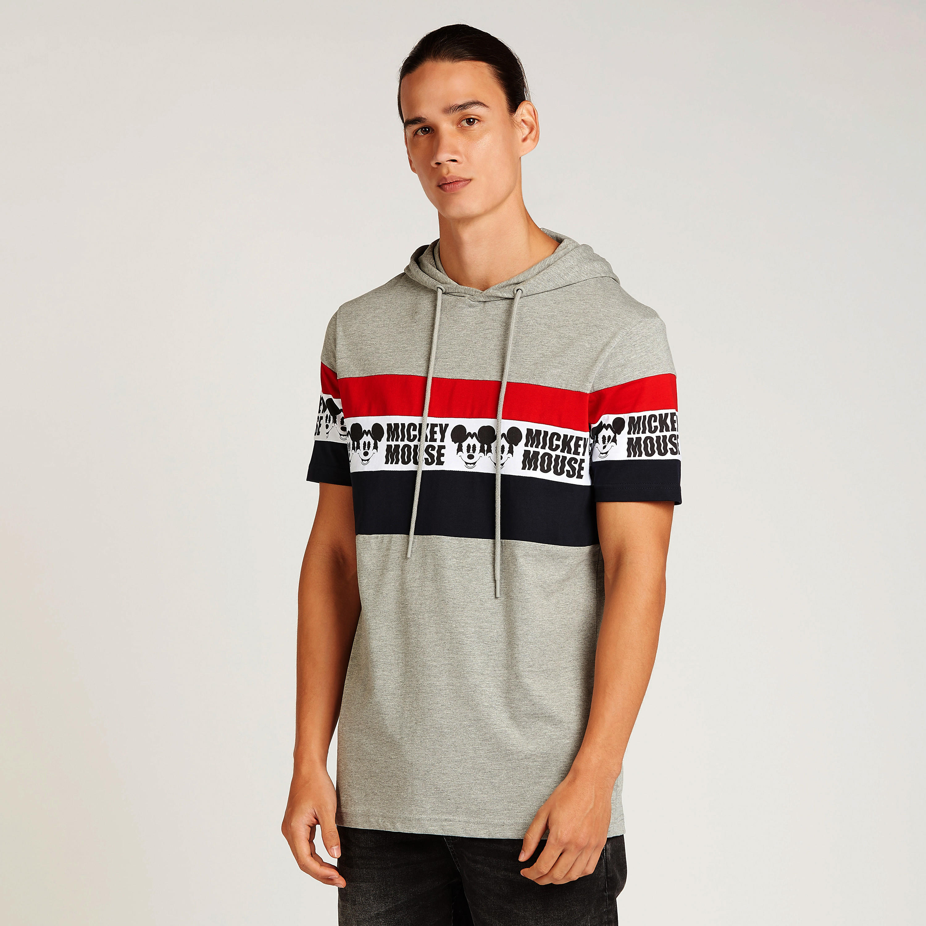 تيشيرت بقصة سليم بأكمام قصيرة وقبعة وطبعات ميكي ماوس-men-clothing-tshirtsandpolos-tshirts-image-1