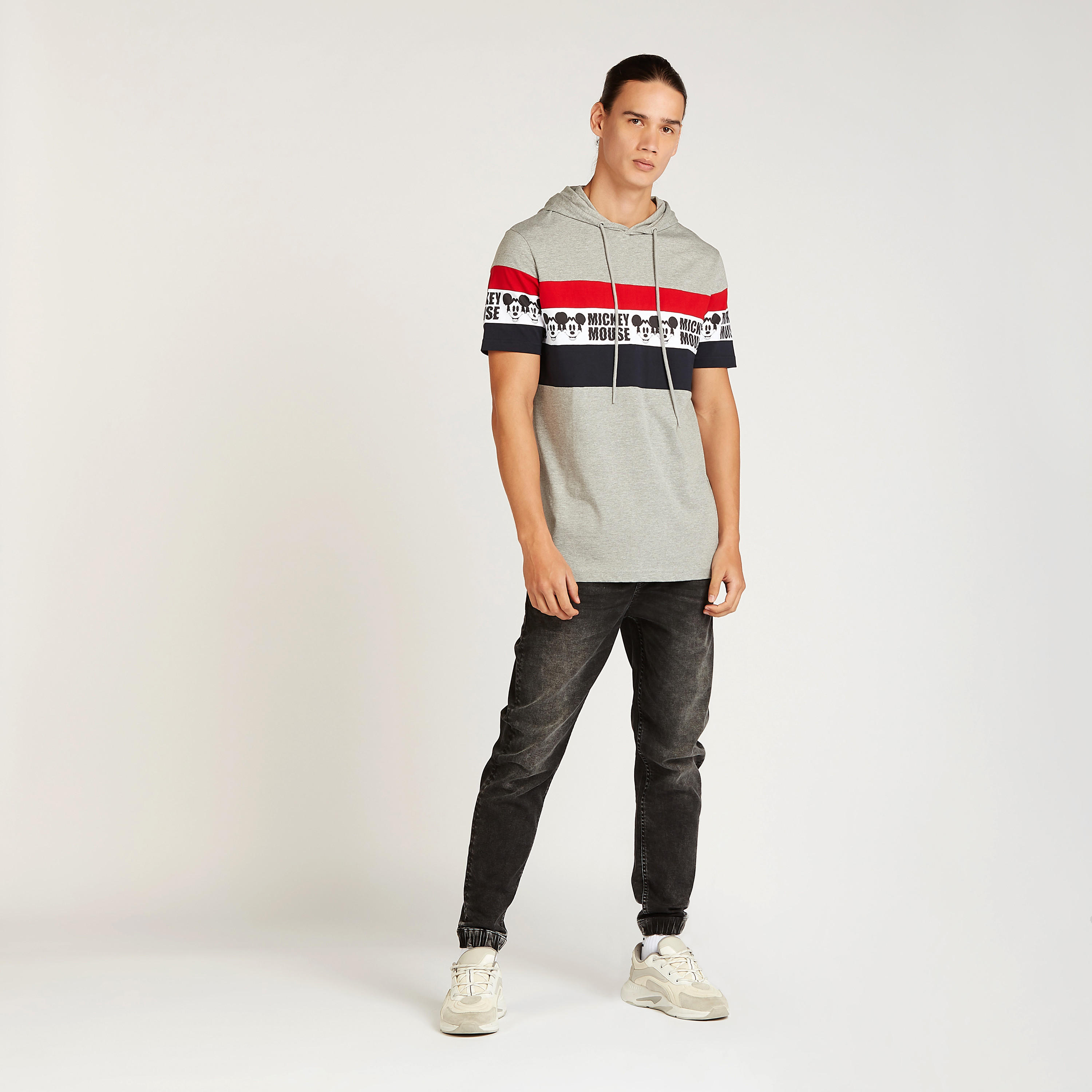 تيشيرت بقصة سليم بأكمام قصيرة وقبعة وطبعات ميكي ماوس-men-clothing-tshirtsandpolos-tshirts-image-2