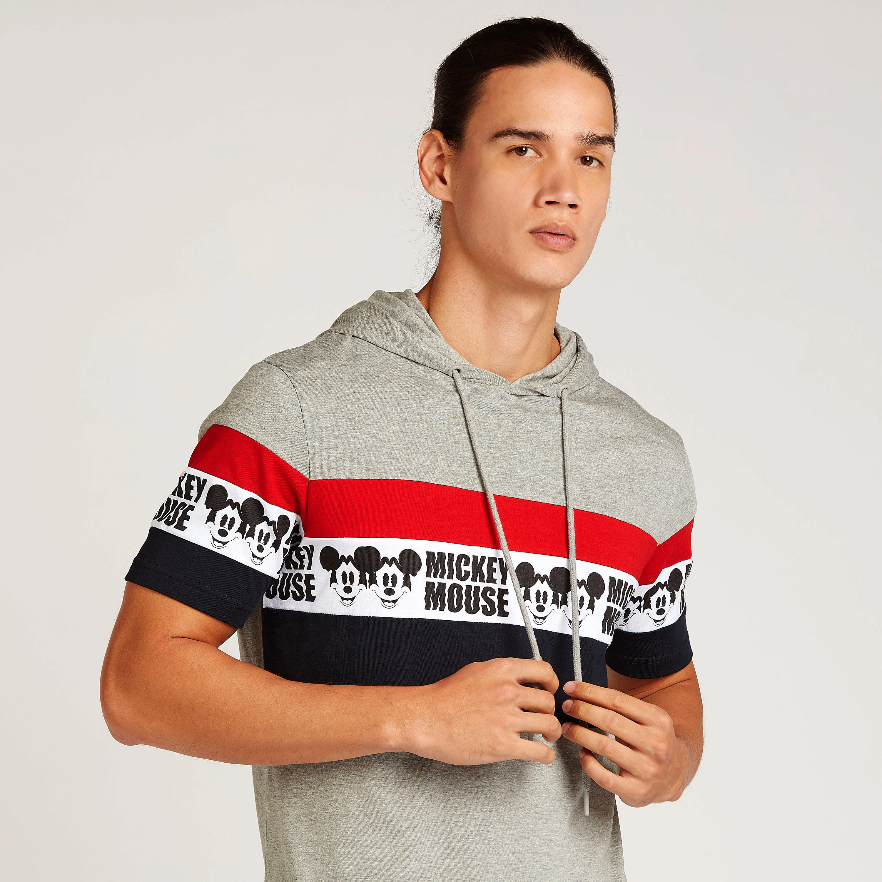 تيشيرت بقصة سليم بأكمام قصيرة وقبعة وطبعات ميكي ماوس-men-clothing-tshirtsandpolos-tshirts-image-3