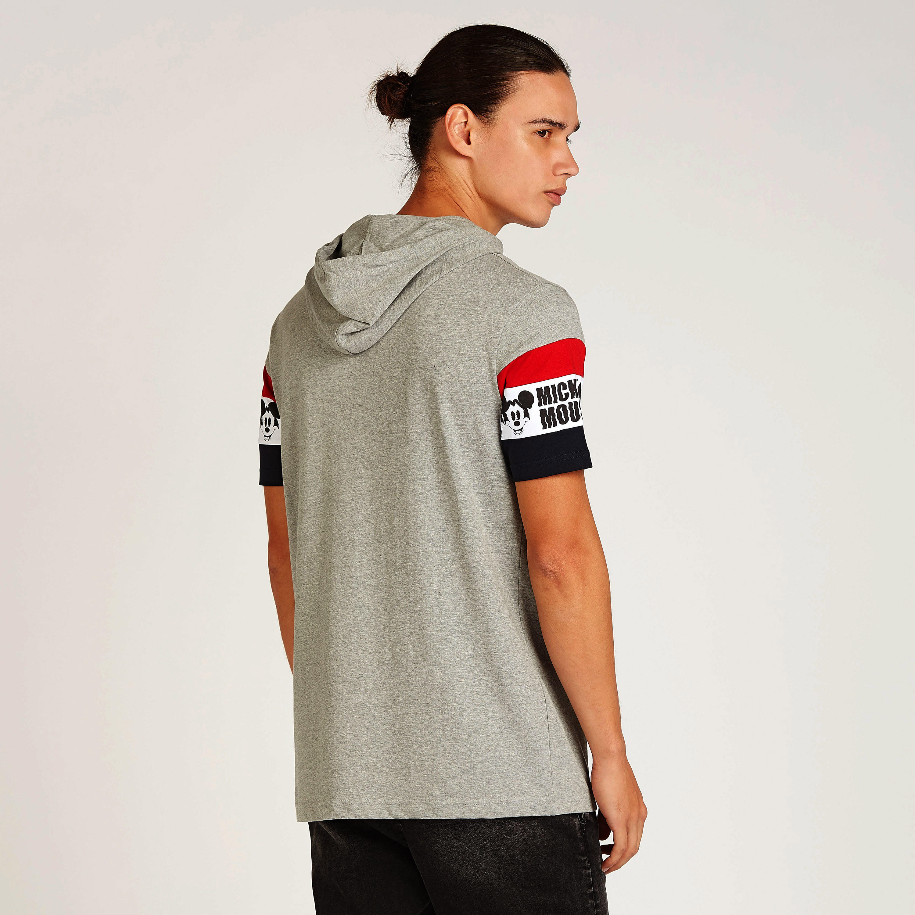 تيشيرت بقصة سليم بأكمام قصيرة وقبعة وطبعات ميكي ماوس-men-clothing-tshirtsandpolos-tshirts-image-4