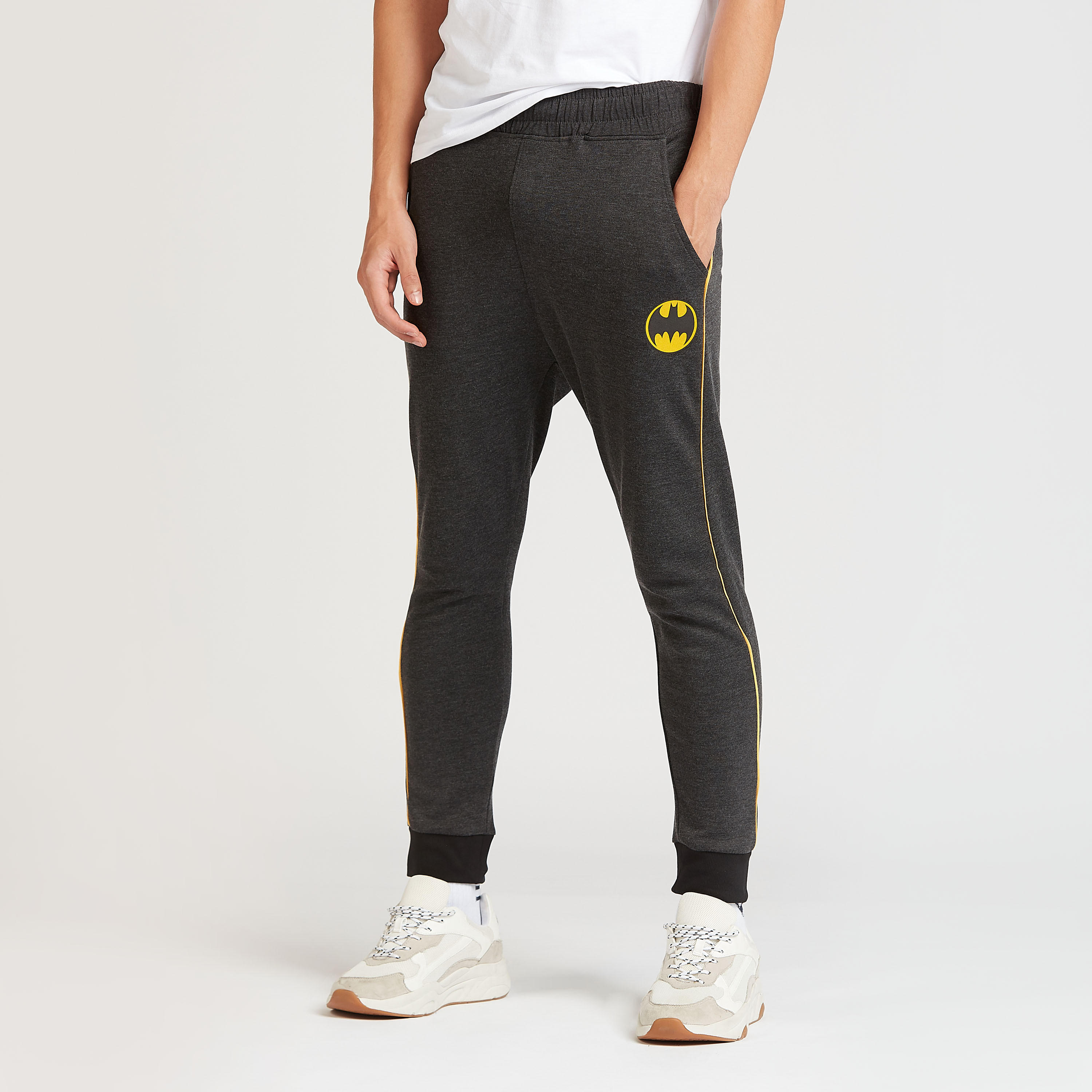بنطلون رياضي بخصر مطاطي وجيوب وطبعات باتمان-men-clothing-bottoms-joggers-image-1