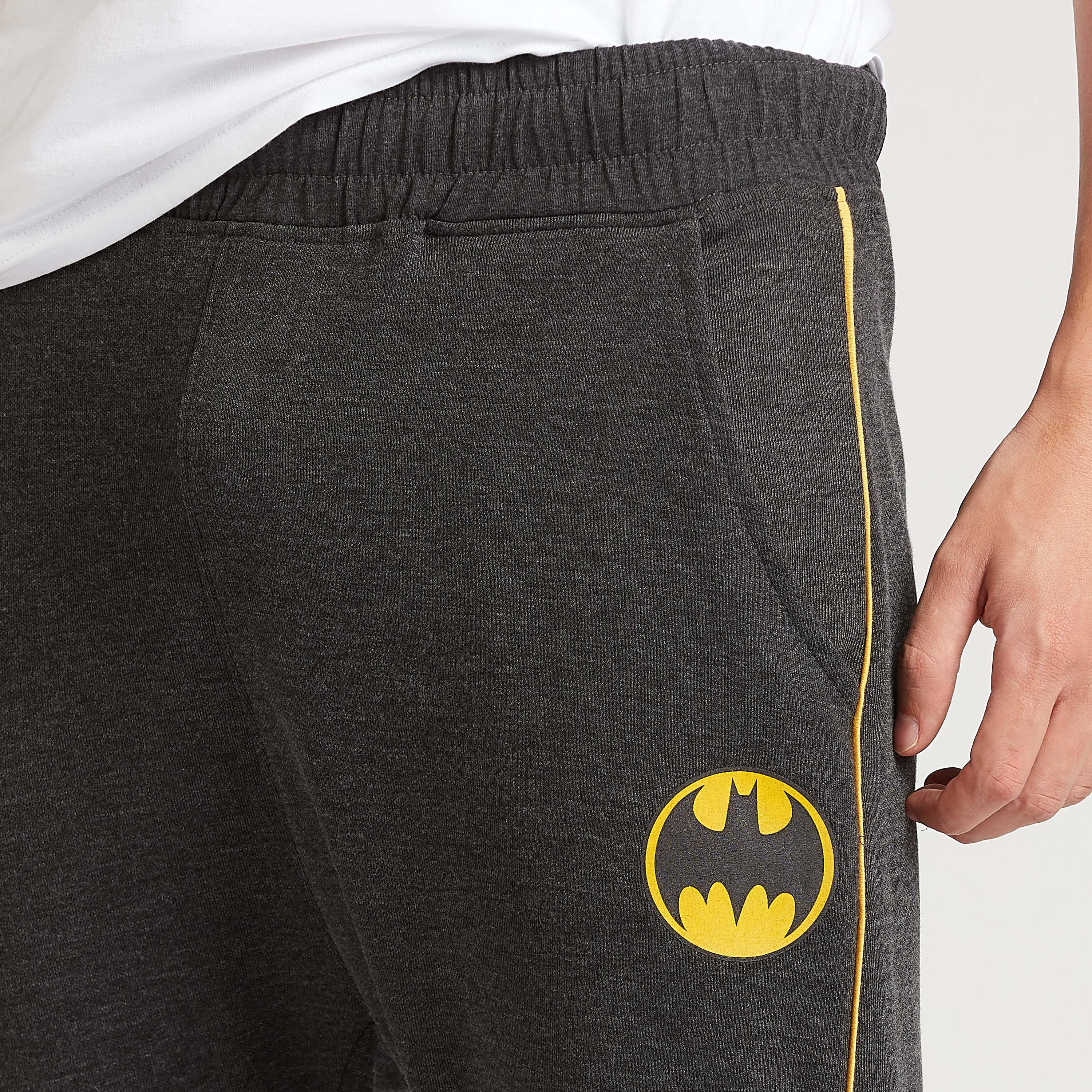بنطلون رياضي بخصر مطاطي وجيوب وطبعات باتمان-men-clothing-bottoms-joggers-image-3
