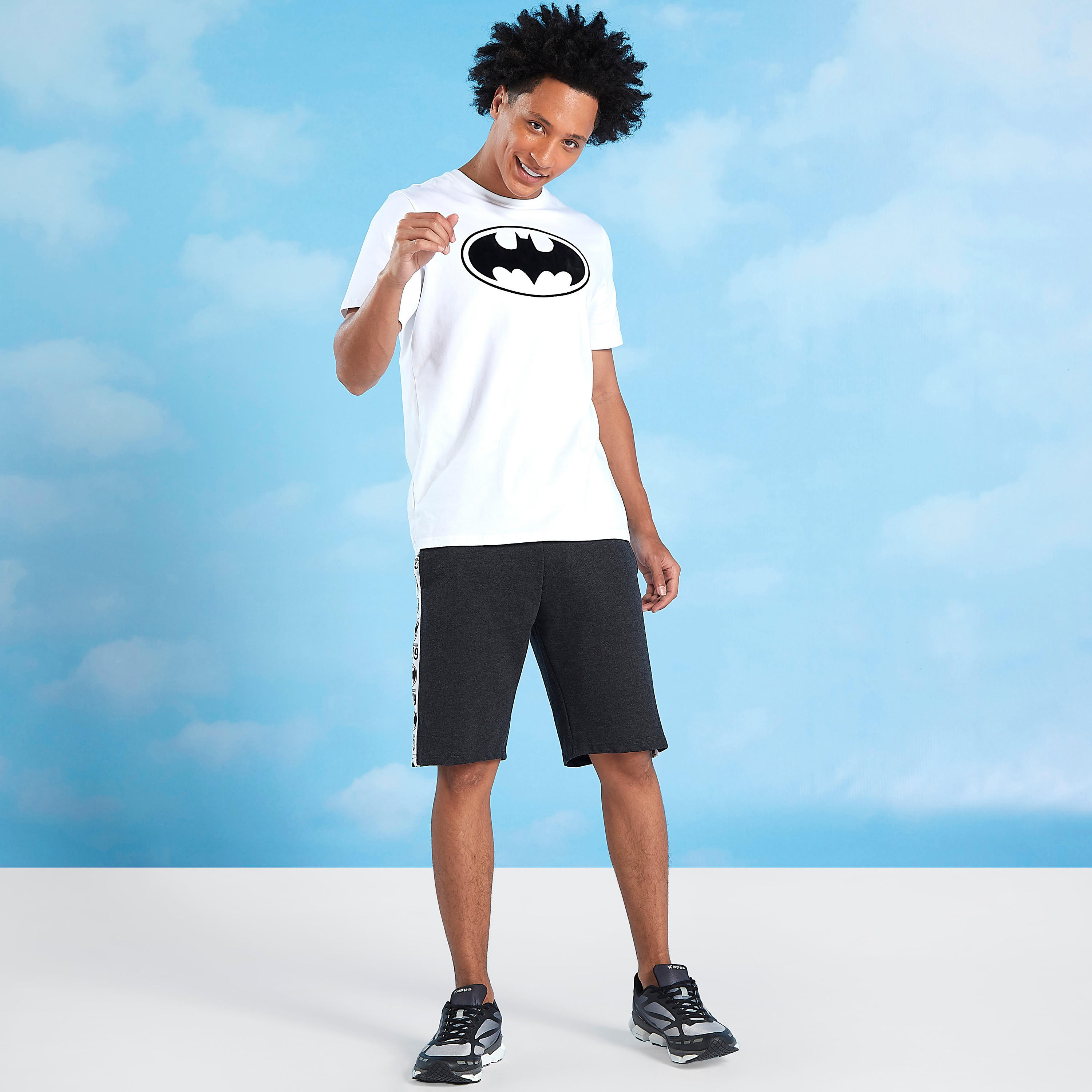 شورت بتفاصيل جيوب ورباط وطبعات باتمان-men-clothing-bottoms-shorts-image-2