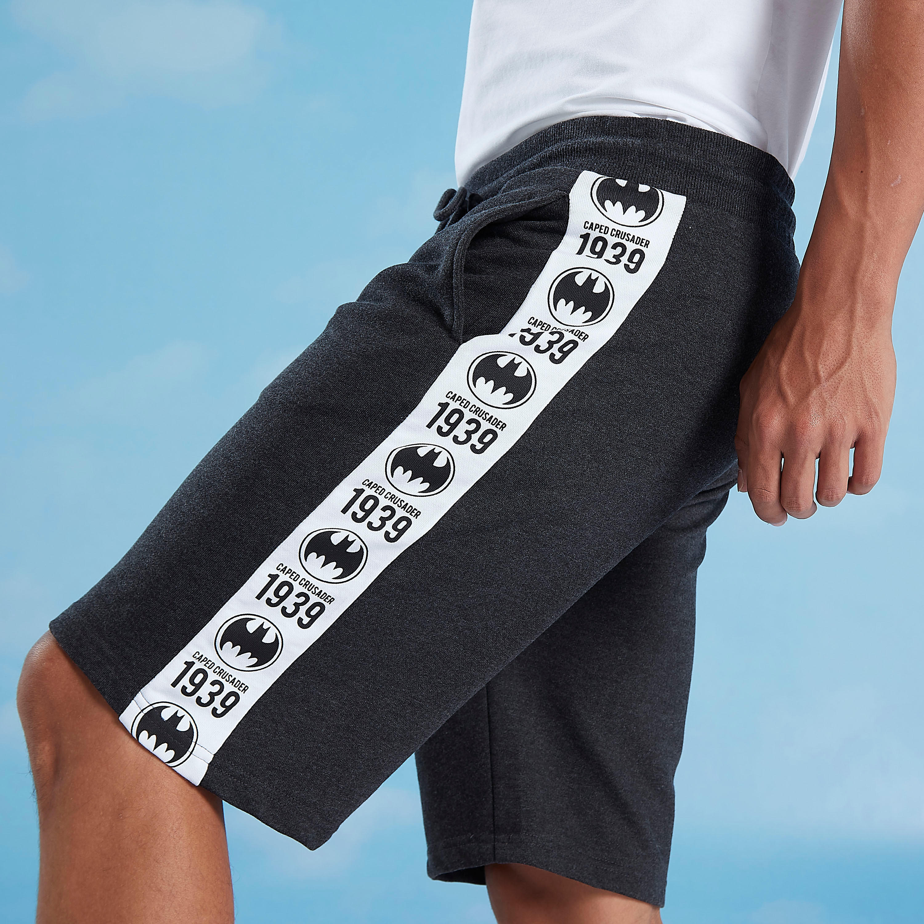 شورت بتفاصيل جيوب ورباط وطبعات باتمان-men-clothing-bottoms-shorts-image-3