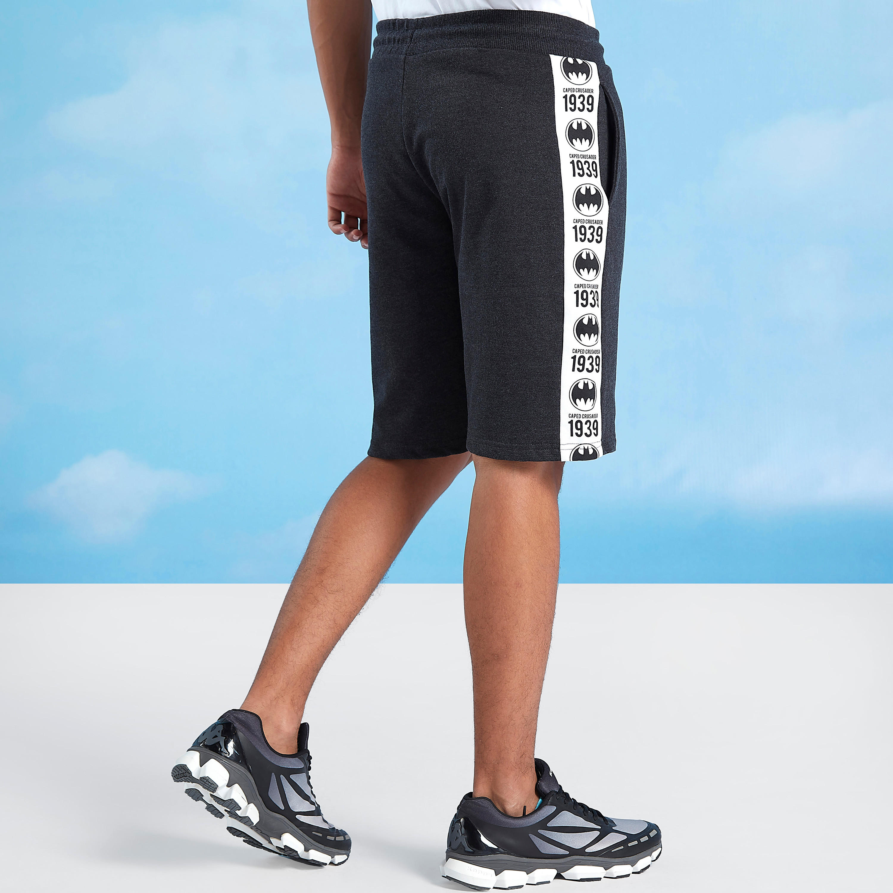شورت بتفاصيل جيوب ورباط وطبعات باتمان-men-clothing-bottoms-shorts-image-4
