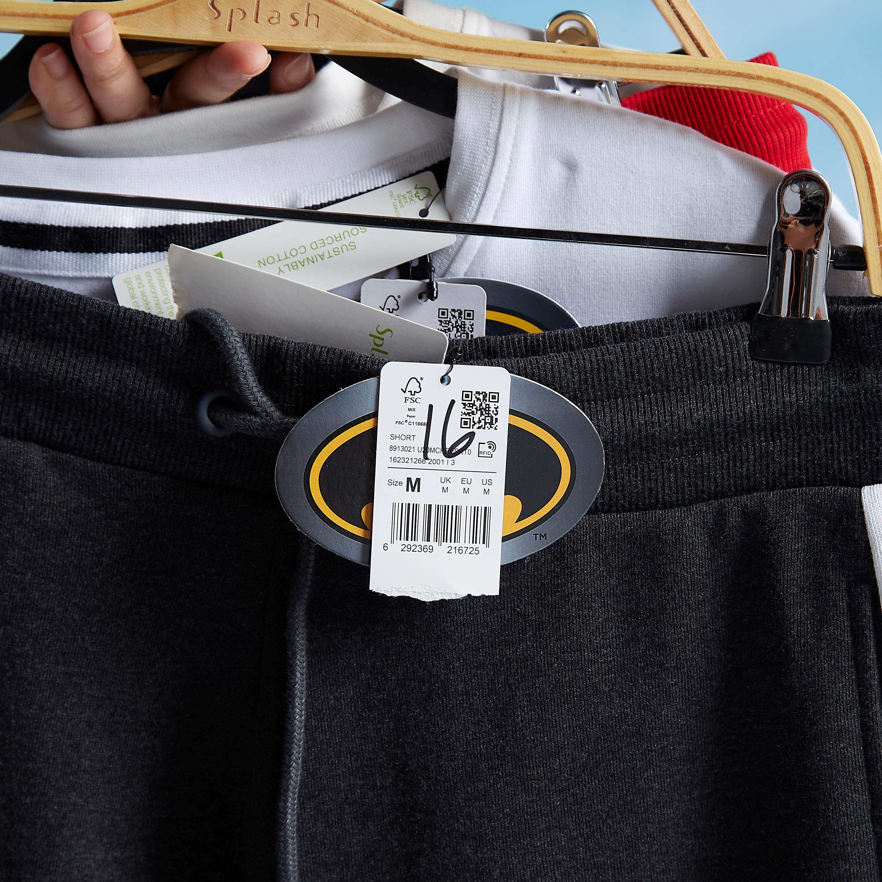 شورت بتفاصيل جيوب ورباط وطبعات باتمان-men-clothing-bottoms-shorts-image-5