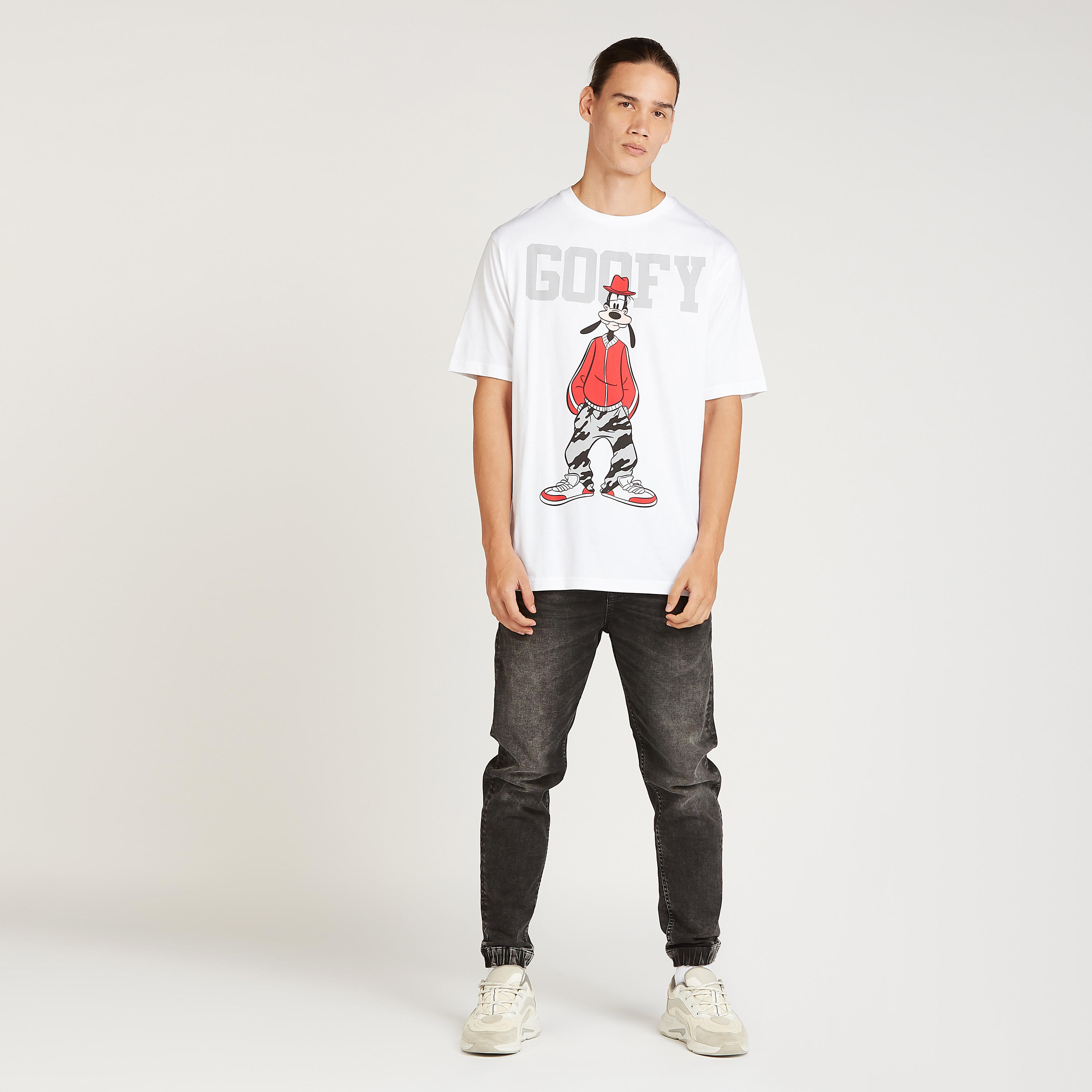 تيشيرت بقصة سليم بياقة ضيقة وأكمام قصيرة وطبعات جوفي-men-clothing-tshirtsandpolos-tshirts-image-2