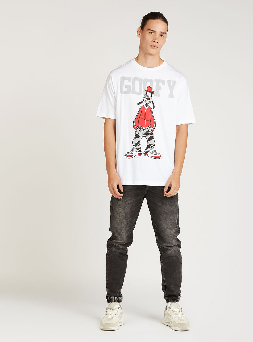 تيشيرت بقصة سليم بياقة ضيقة وأكمام قصيرة وطبعات جوفي-men-clothing-tshirtsandpolos-tshirts-image-2