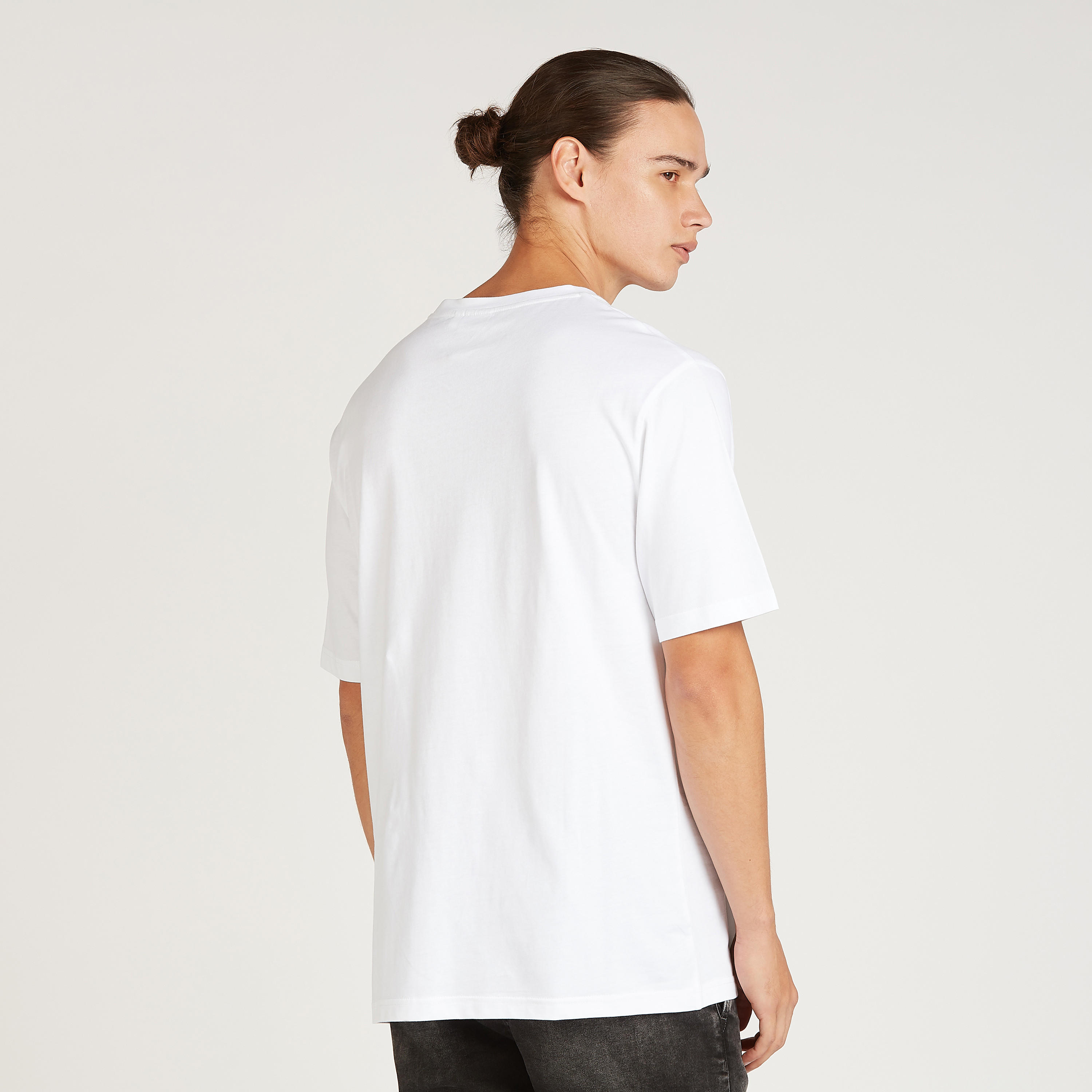 تيشيرت بقصة سليم بياقة ضيقة وأكمام قصيرة وطبعات جوفي-men-clothing-tshirtsandpolos-tshirts-image-4