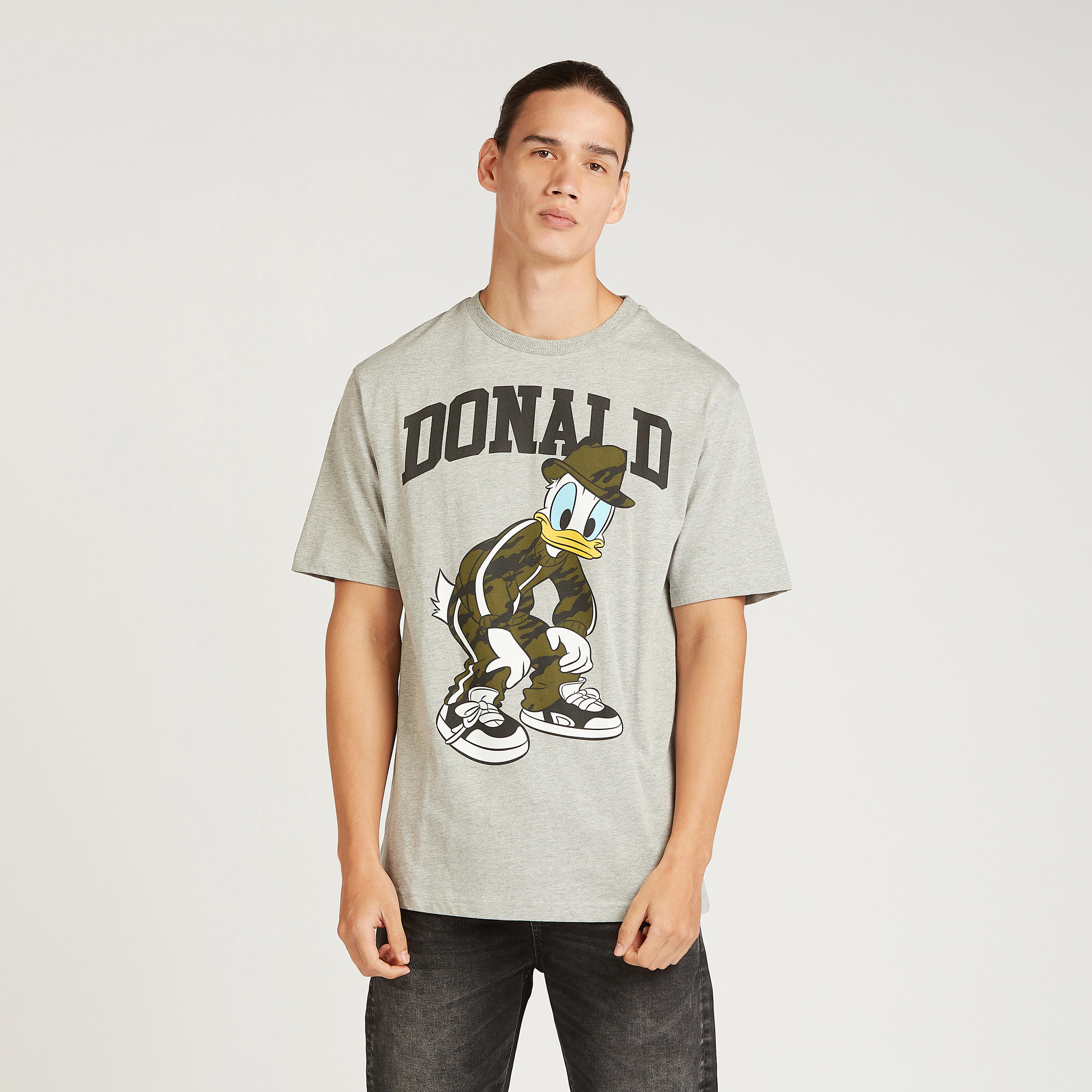 تيشيرت بقصة سليم بياقة ضيقة وأكمام قصيرة بطبعات دونالد داك-men-clothing-tshirtsandpolos-tshirts-image-1