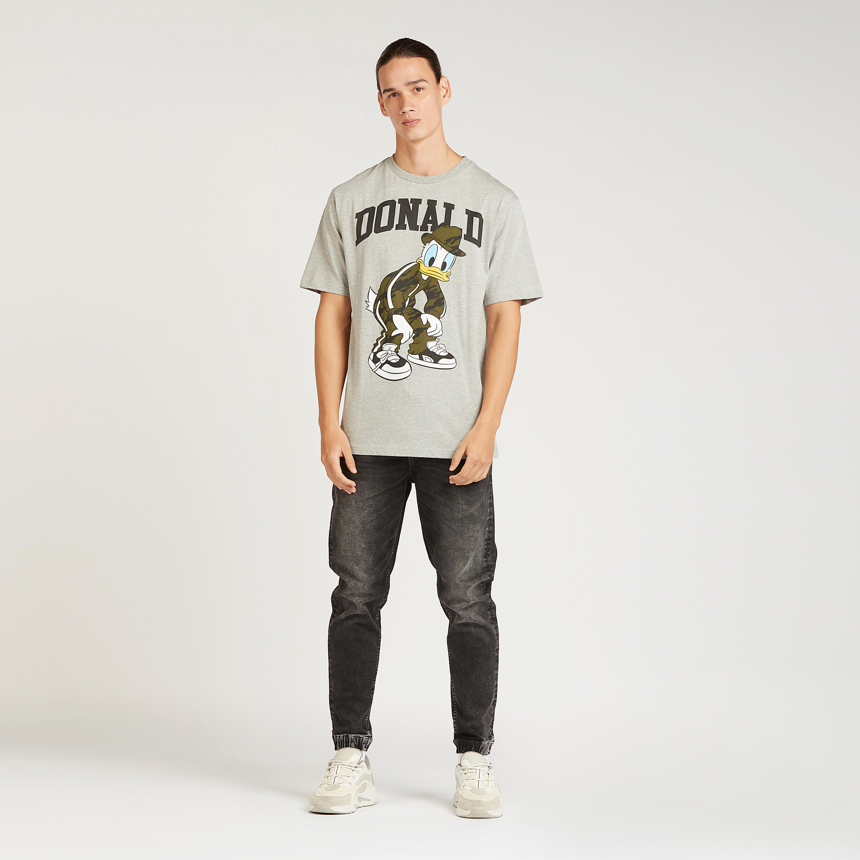 تيشيرت بقصة سليم بياقة ضيقة وأكمام قصيرة بطبعات دونالد داك-men-clothing-tshirtsandpolos-tshirts-image-2