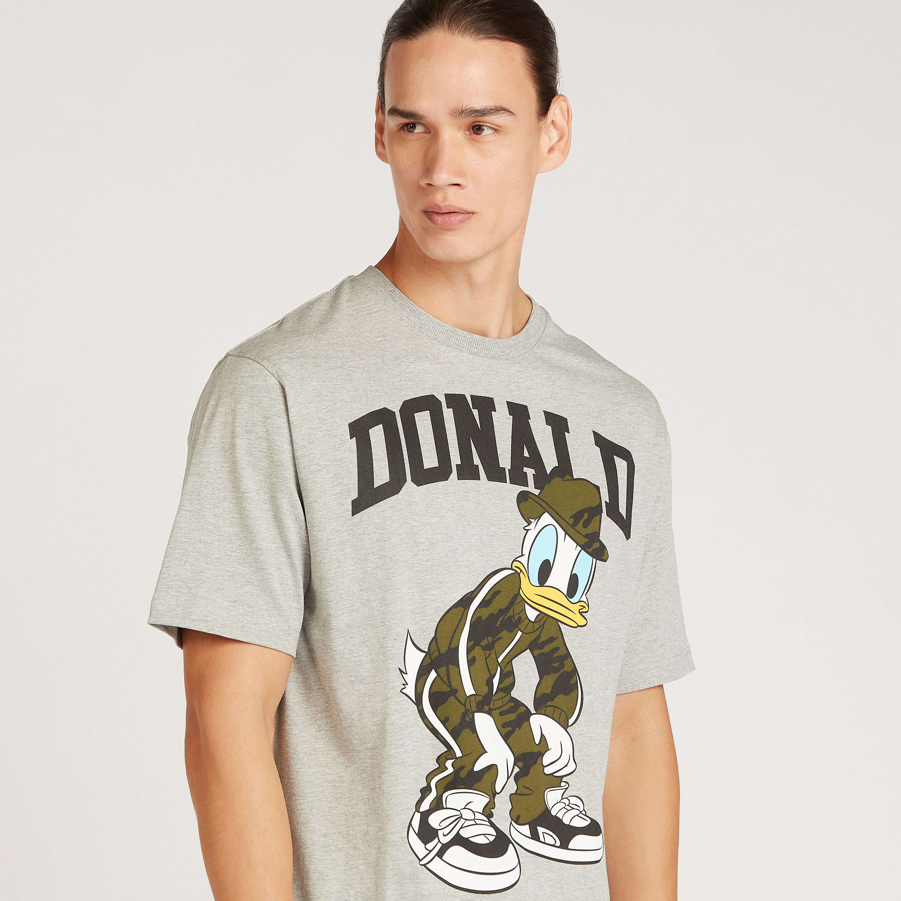 تيشيرت بقصة سليم بياقة ضيقة وأكمام قصيرة بطبعات دونالد داك-men-clothing-tshirtsandpolos-tshirts-image-3