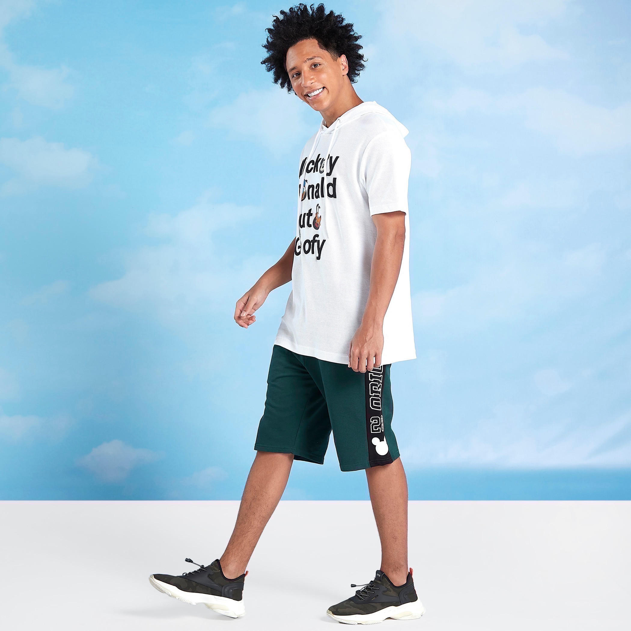 تيشيرت بأكمام قصيرة وطبعات ميكي ماوس وفريندز-men-clothing-tshirtsandpolos-tshirts-image-3