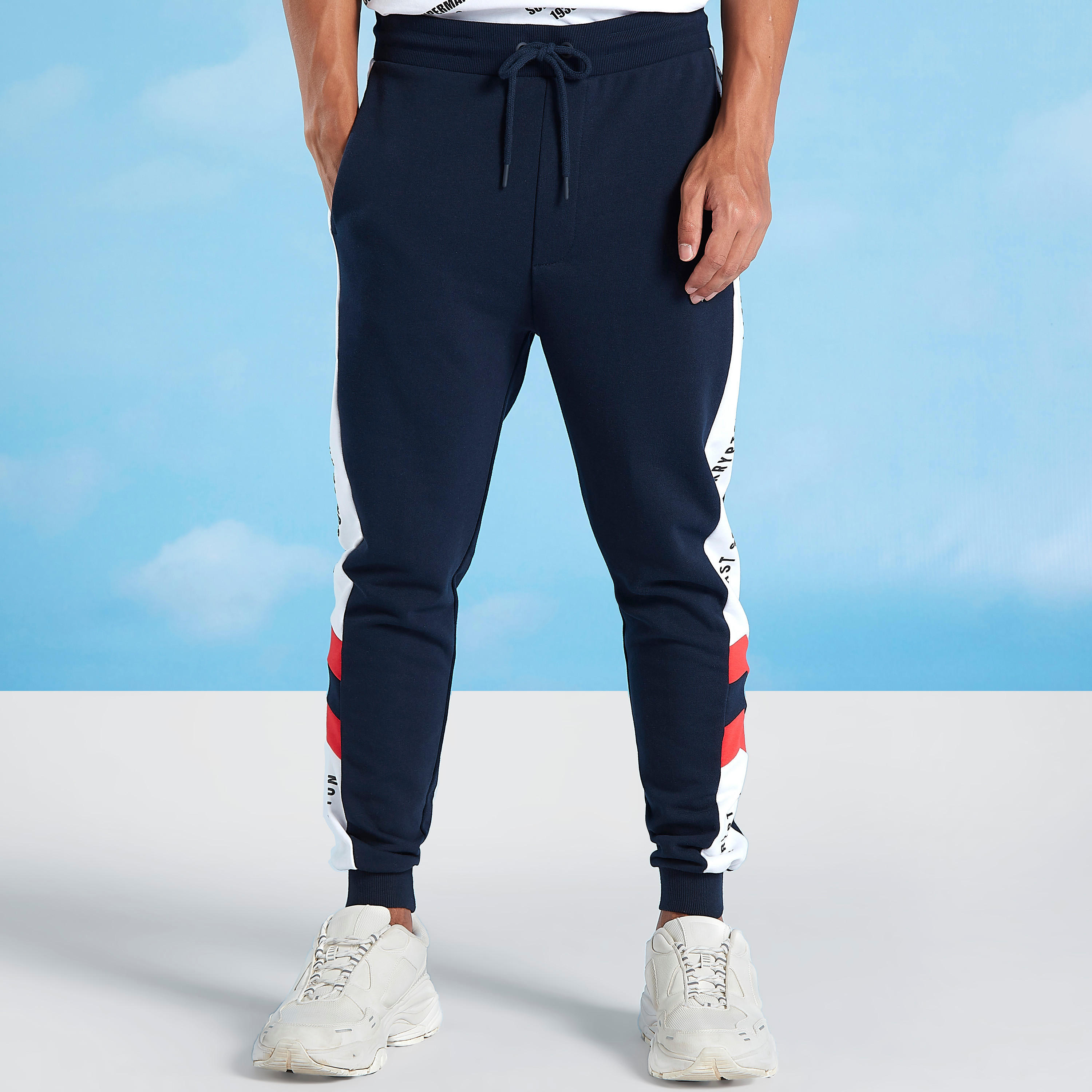 بنطلون رياضي بطبعات سوبر مان وتفاصيل جيوب ورباط-men-clothing-bottoms-joggers-image-1