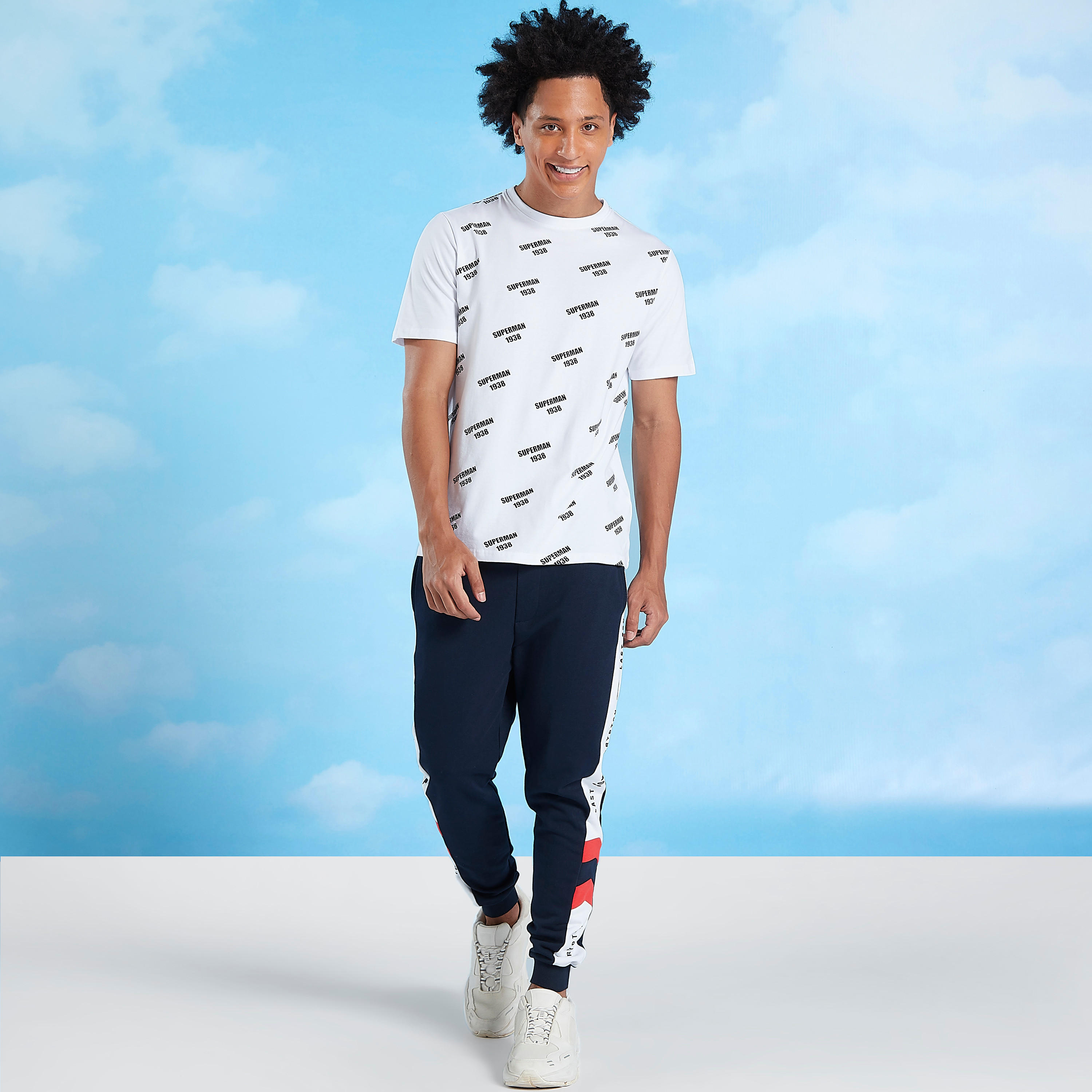 بنطلون رياضي بطبعات سوبر مان وتفاصيل جيوب ورباط-men-clothing-bottoms-joggers-image-2