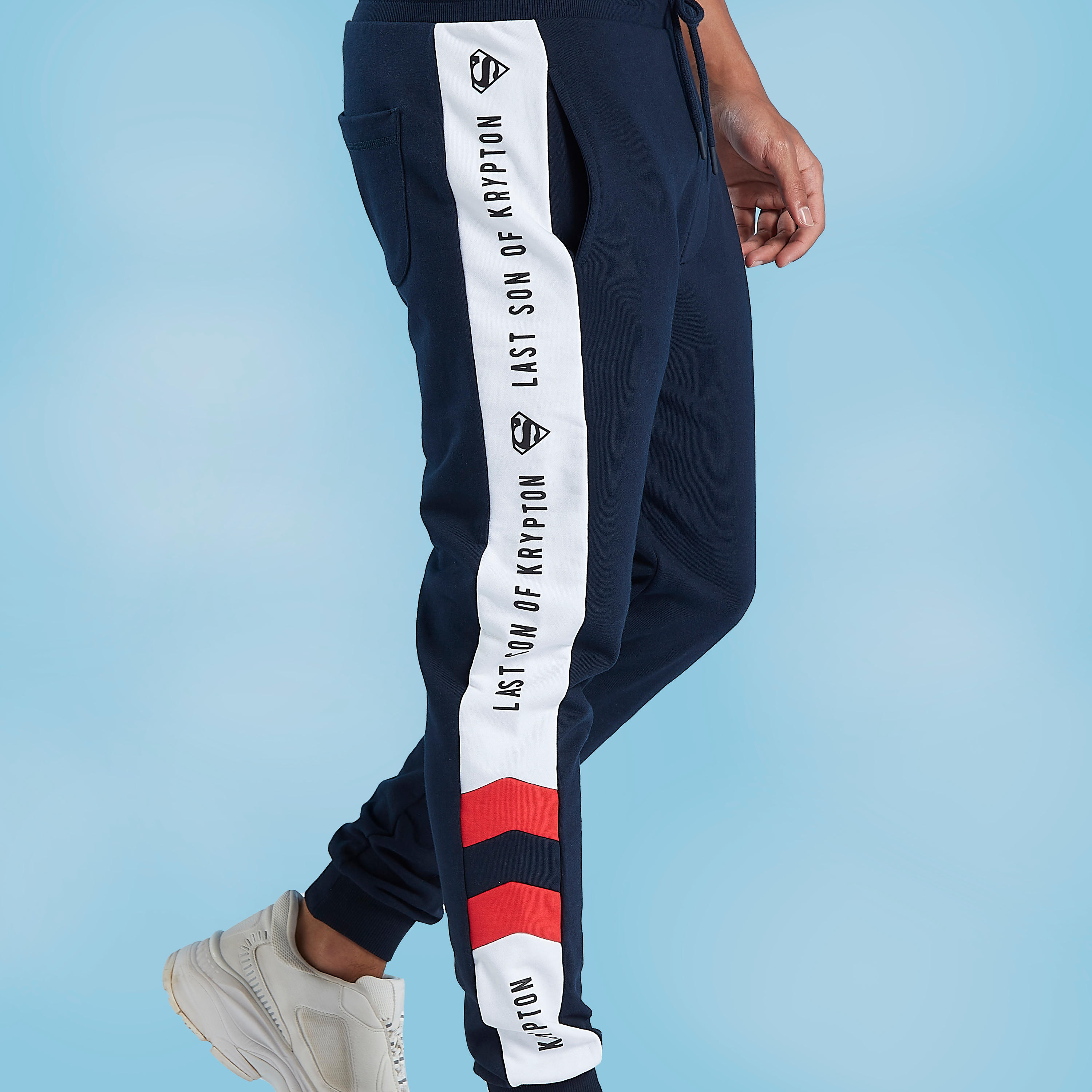 بنطلون رياضي بطبعات سوبر مان وتفاصيل جيوب ورباط-men-clothing-bottoms-joggers-image-3
