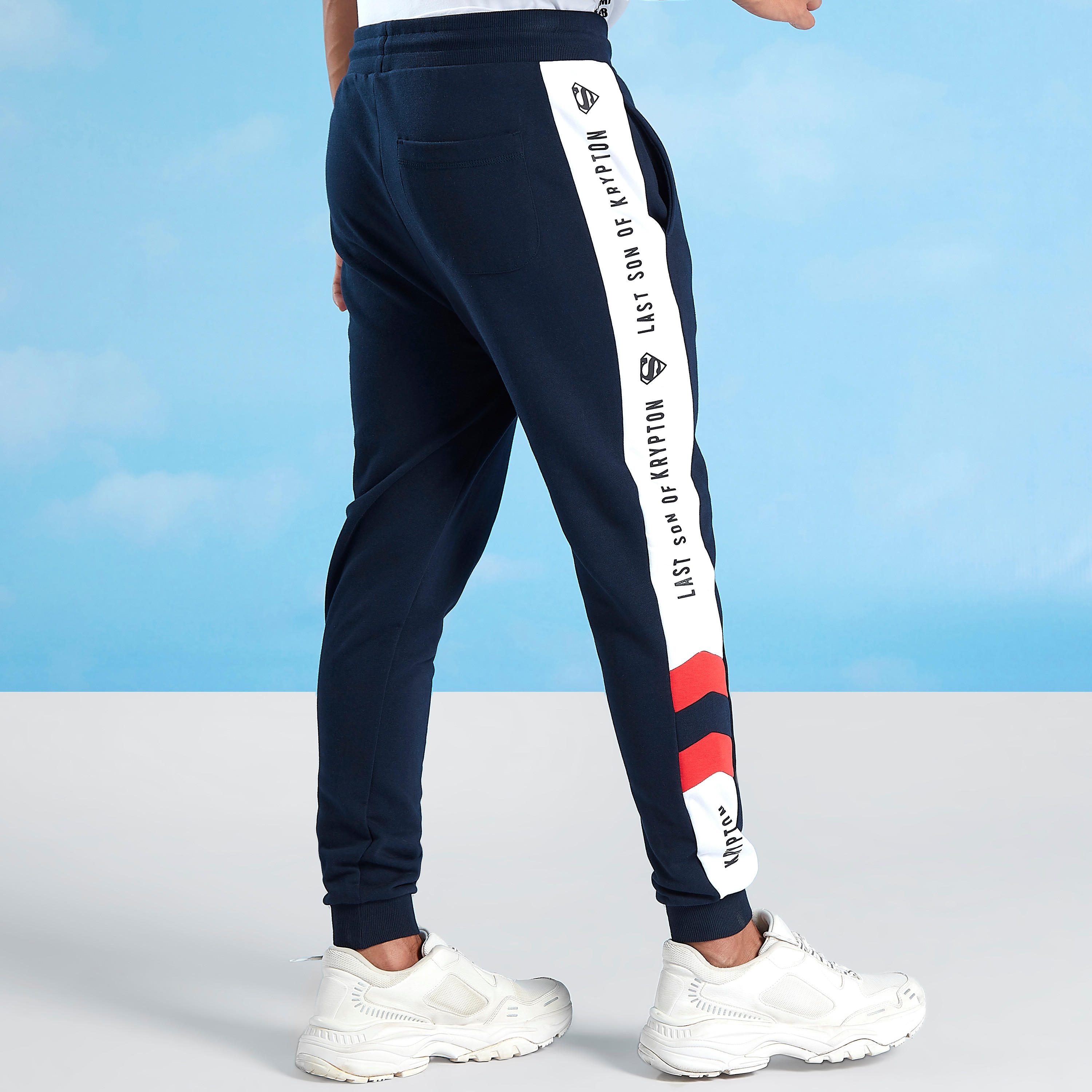 بنطلون رياضي بطبعات سوبر مان وتفاصيل جيوب ورباط-men-clothing-bottoms-joggers-image-4