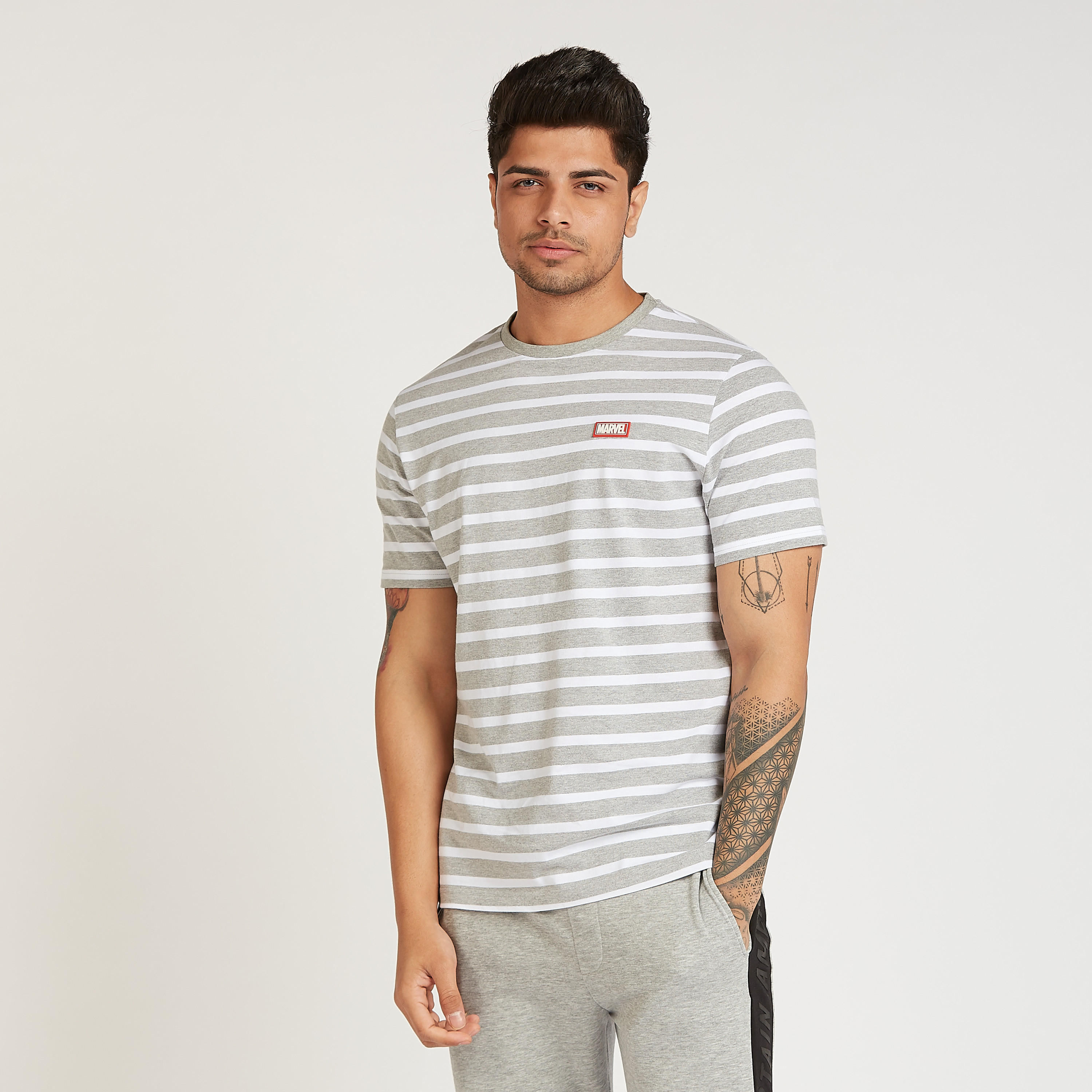 تيشيرت سليم بزخارف مارفل وياقة ضيّقة وأكمام قصيرة-men-clothing-tshirtsandpolos-tshirts-image-1