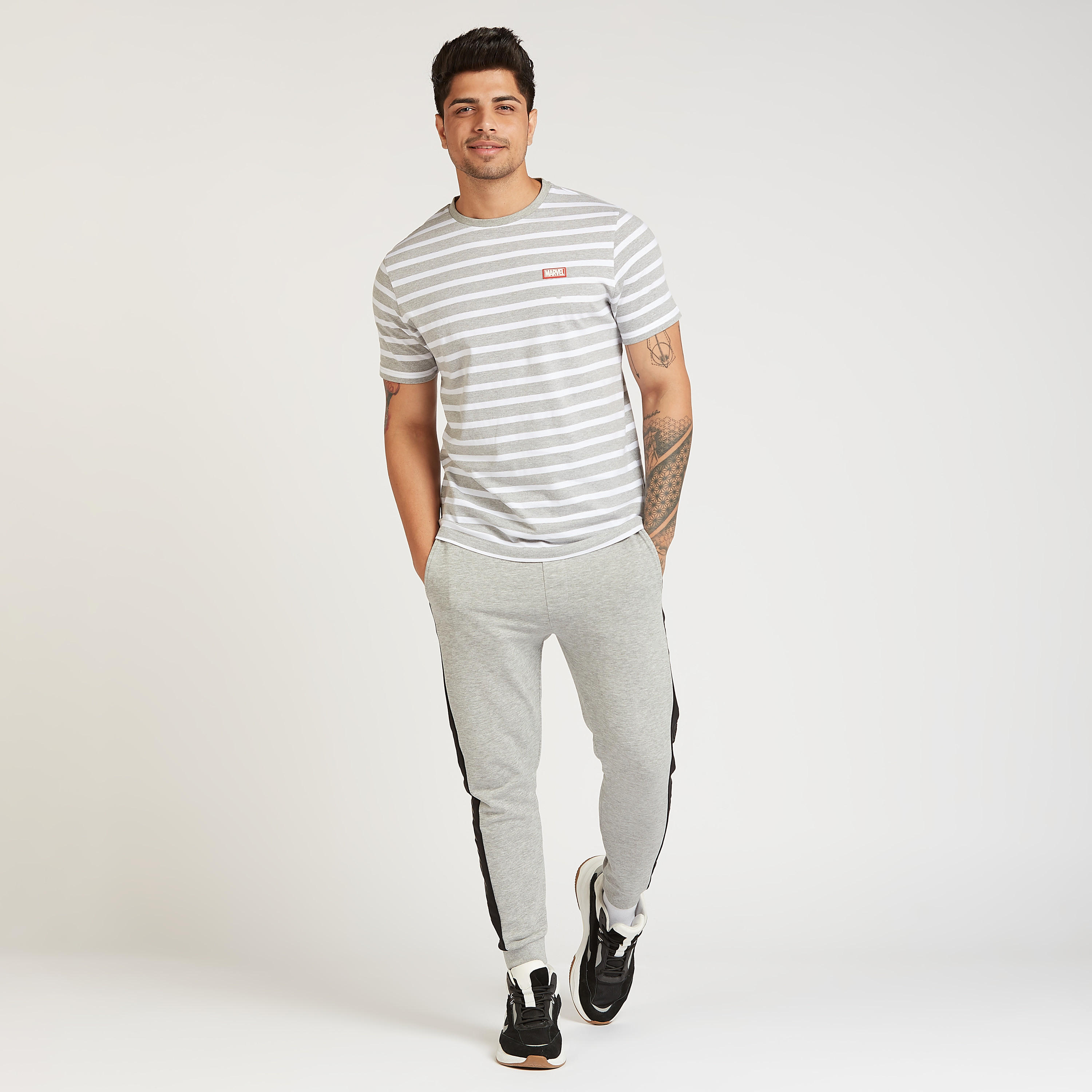 تيشيرت سليم بزخارف مارفل وياقة ضيّقة وأكمام قصيرة-men-clothing-tshirtsandpolos-tshirts-image-2