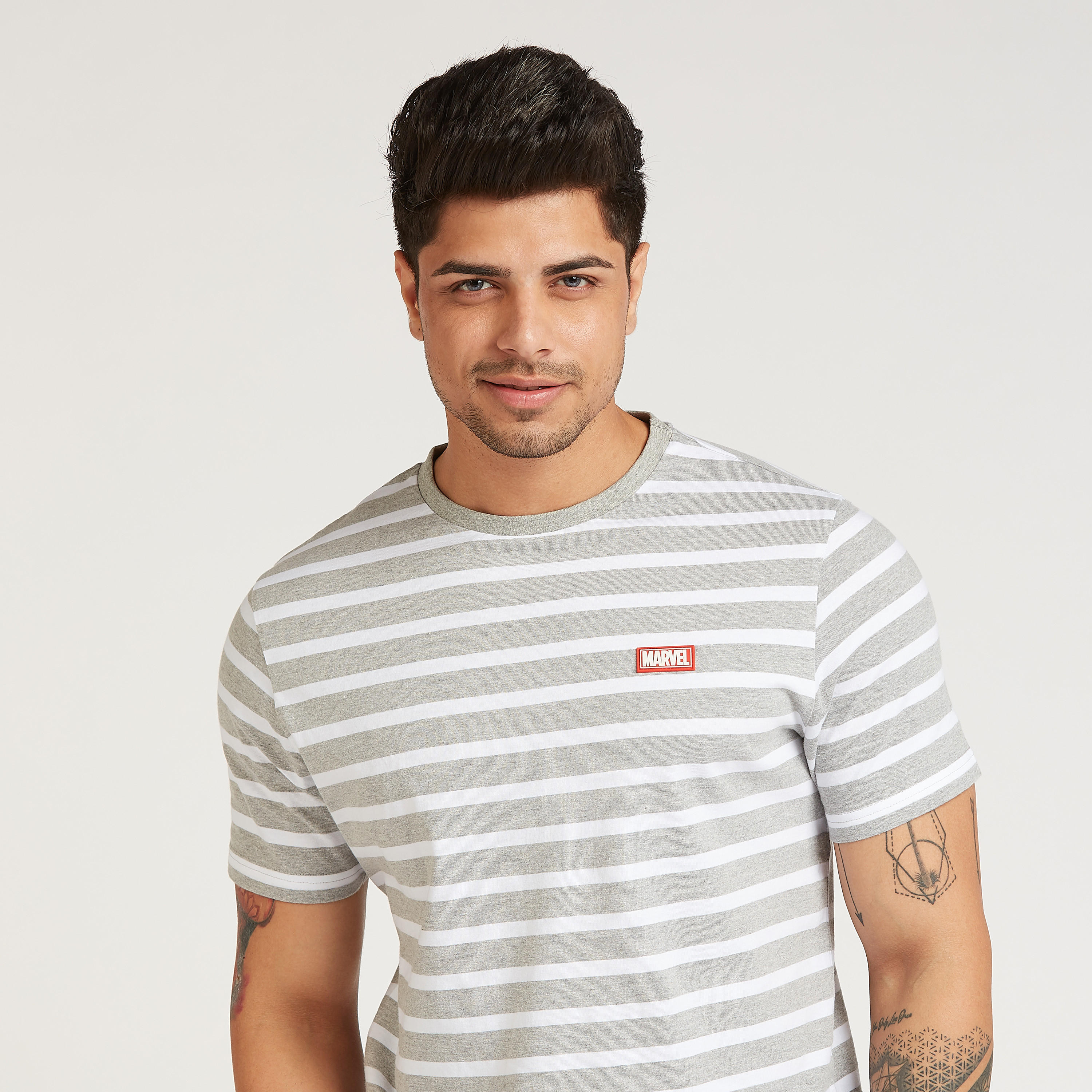 تيشيرت سليم بزخارف مارفل وياقة ضيّقة وأكمام قصيرة-men-clothing-tshirtsandpolos-tshirts-image-3