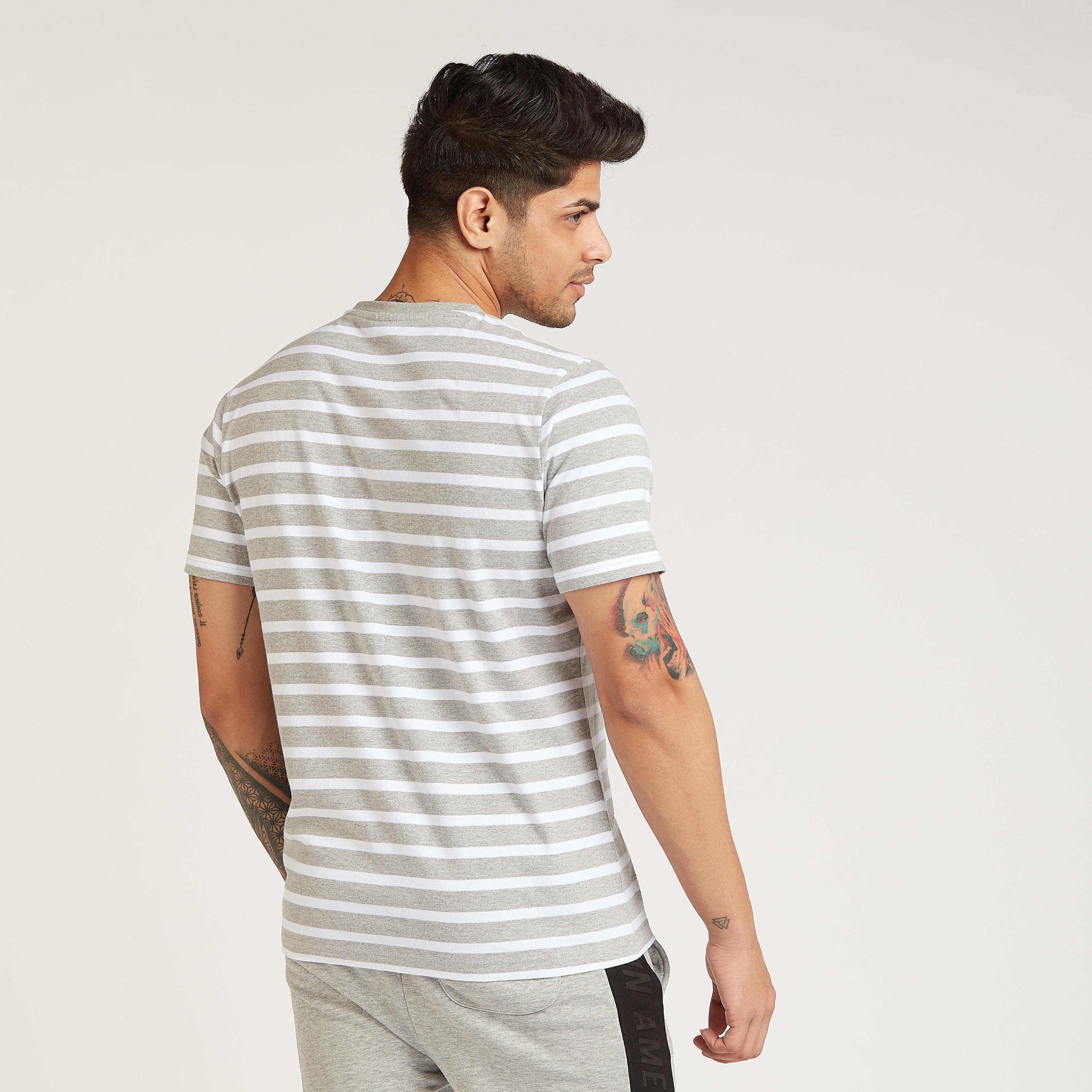 تيشيرت سليم بزخارف مارفل وياقة ضيّقة وأكمام قصيرة-men-clothing-tshirtsandpolos-tshirts-image-4