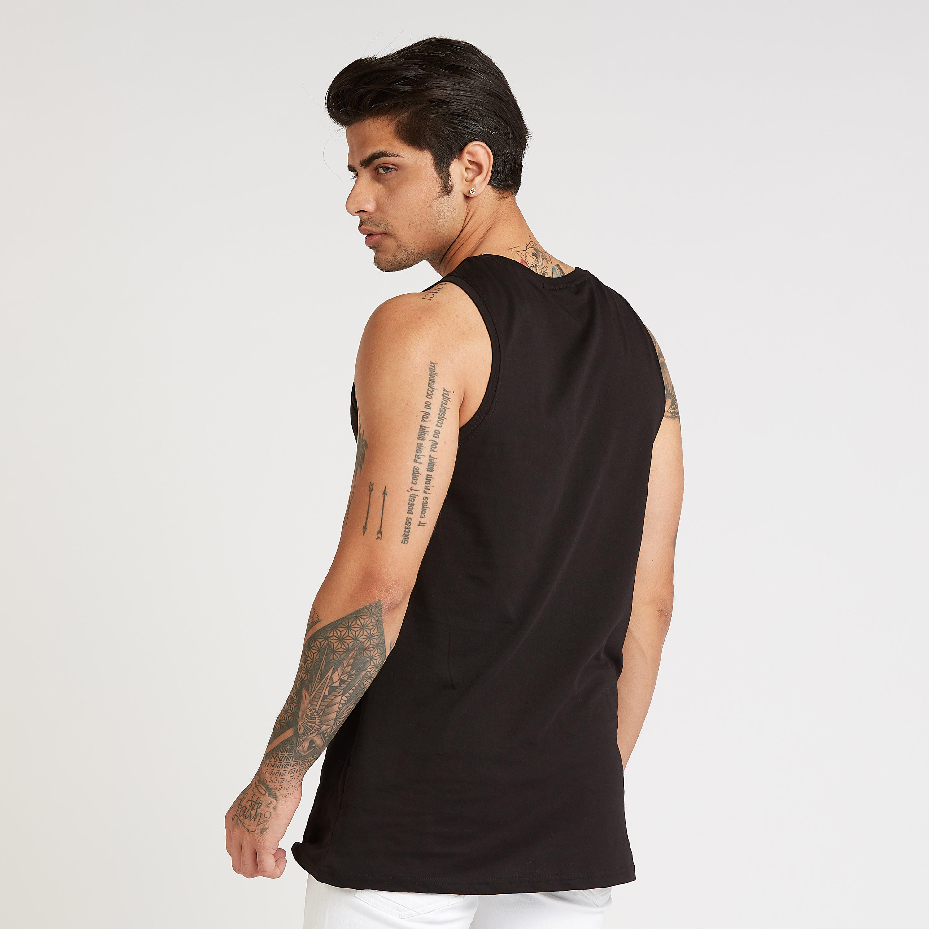 فيست سليم دون أكمام بطبعات ستار وورز وياقة مستديرة-men-clothing-tshirtsandpolos-vests-image-4