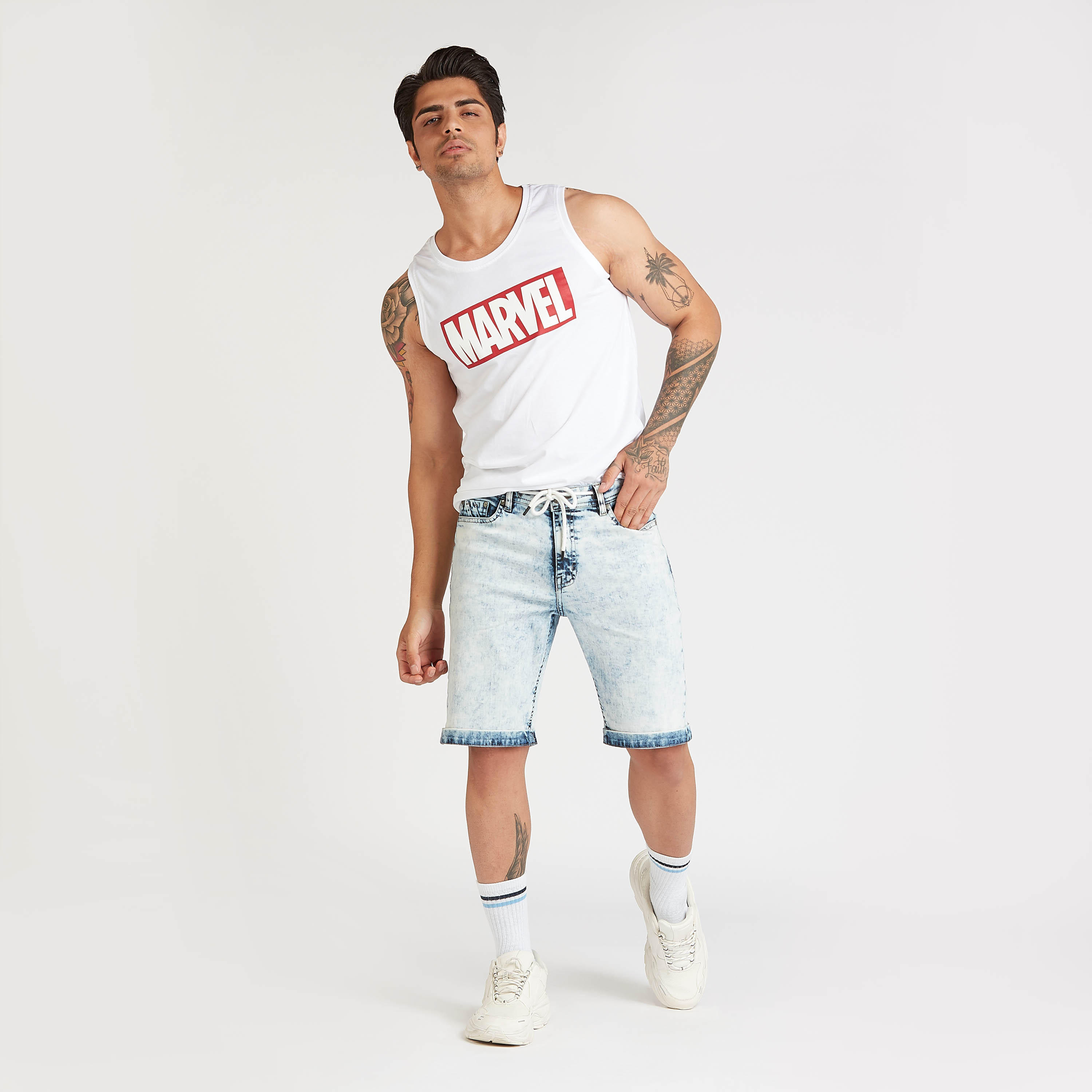 فيست سليم دون أكمام بطبعات مارفل وياقة مستديرة-men-clothing-tshirtsandpolos-vests-image-2