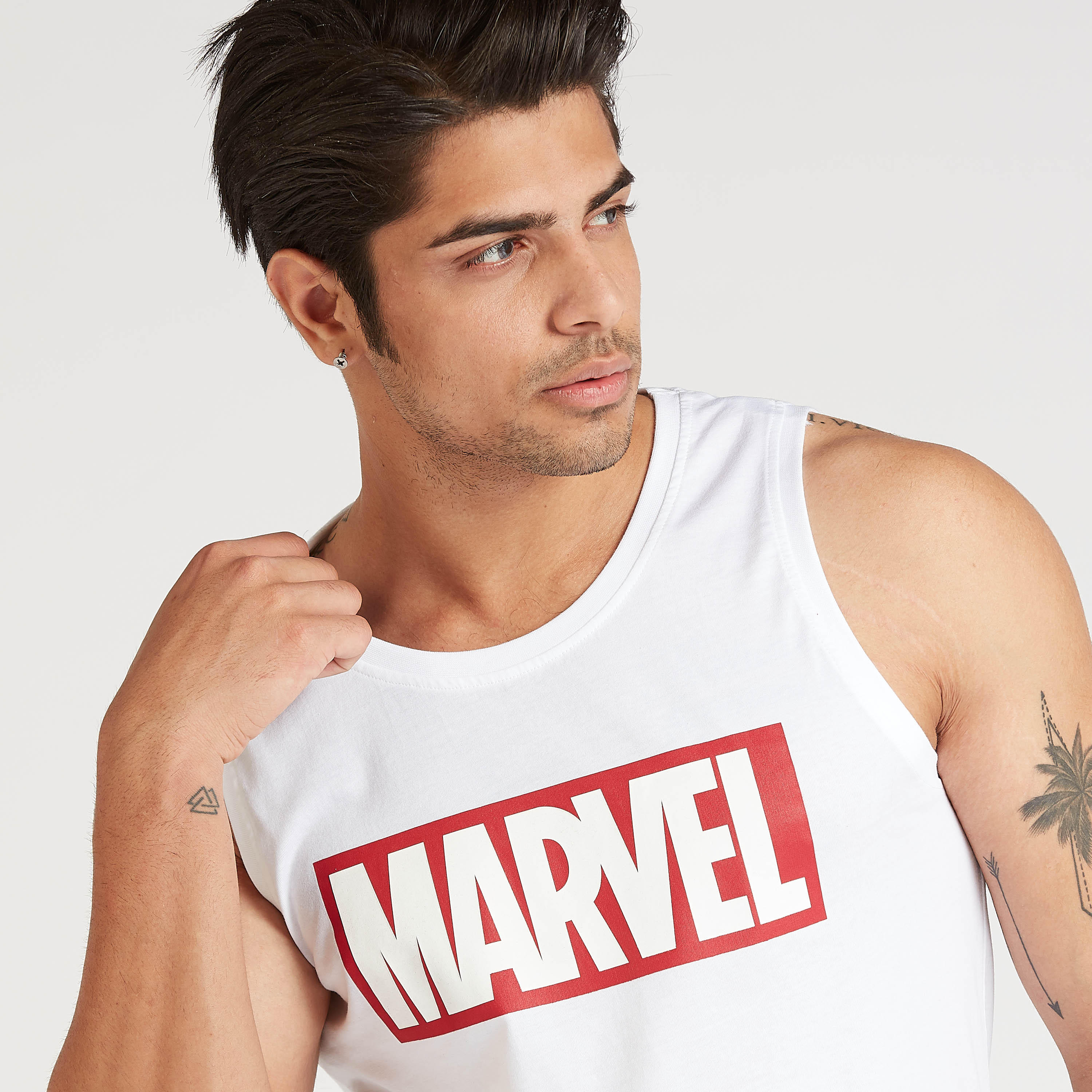فيست سليم دون أكمام بطبعات مارفل وياقة مستديرة-men-clothing-tshirtsandpolos-vests-image-3