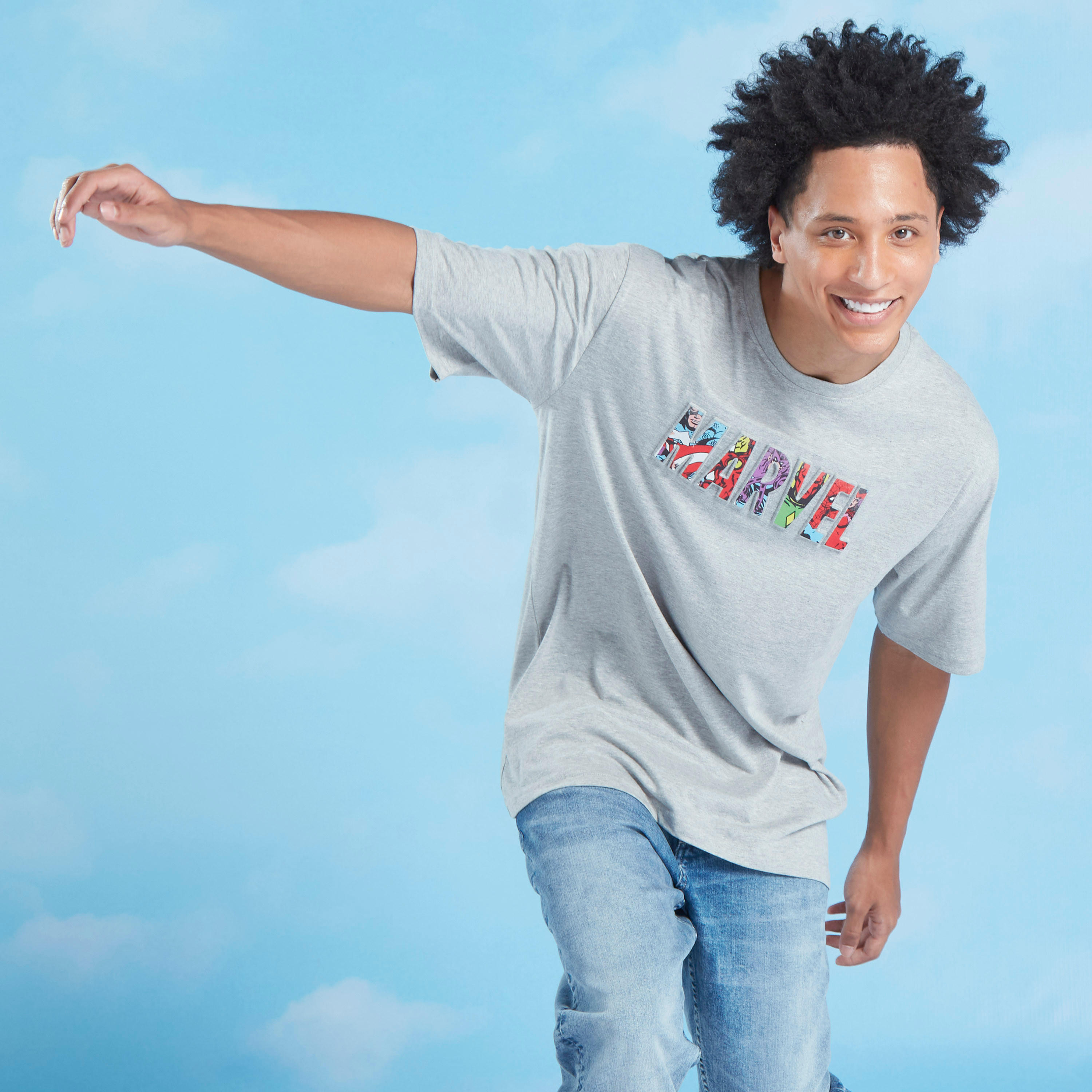 تيشيرت بقصة سليم بياقة مستديرة وأكمام قصيرة وطبعات أفنجرز-men-clothing-tshirtsandpolos-tshirts-image-1