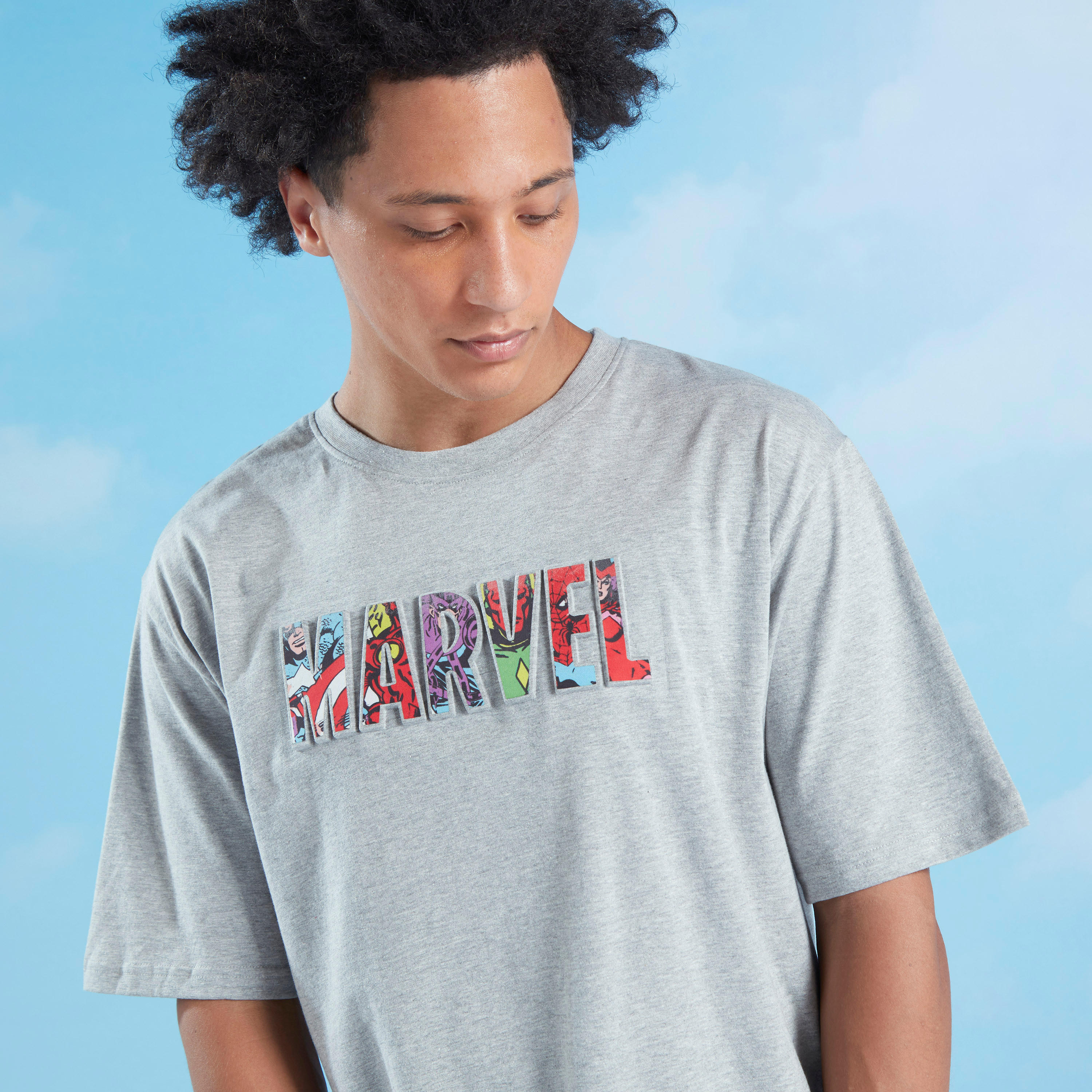 تيشيرت بقصة سليم بياقة مستديرة وأكمام قصيرة وطبعات أفنجرز-men-clothing-tshirtsandpolos-tshirts-image-4