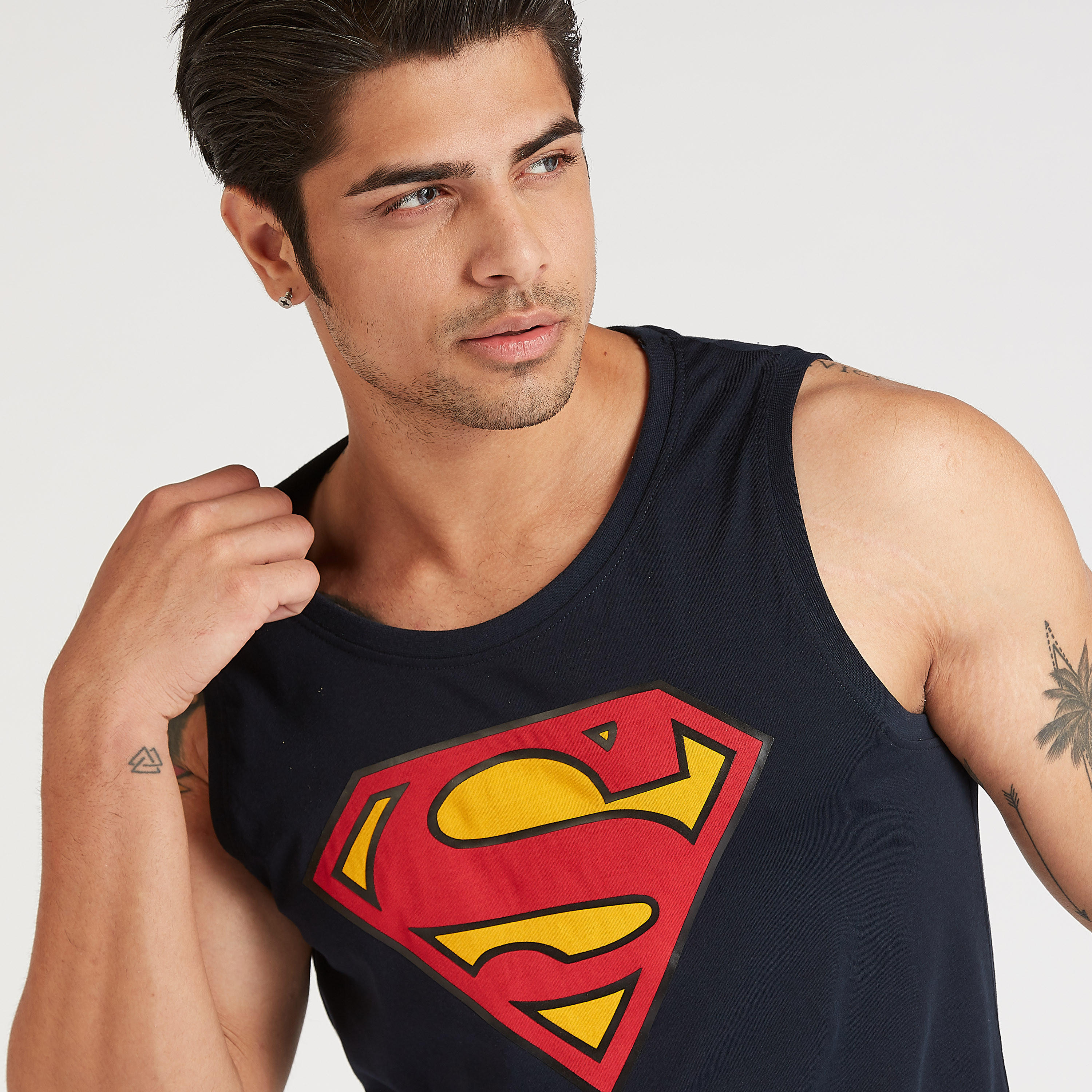 فيست دون أكمام سليم بطبعات سوبر مان وياقة مستديرة-men-clothing-tshirtsandpolos-vests-image-3