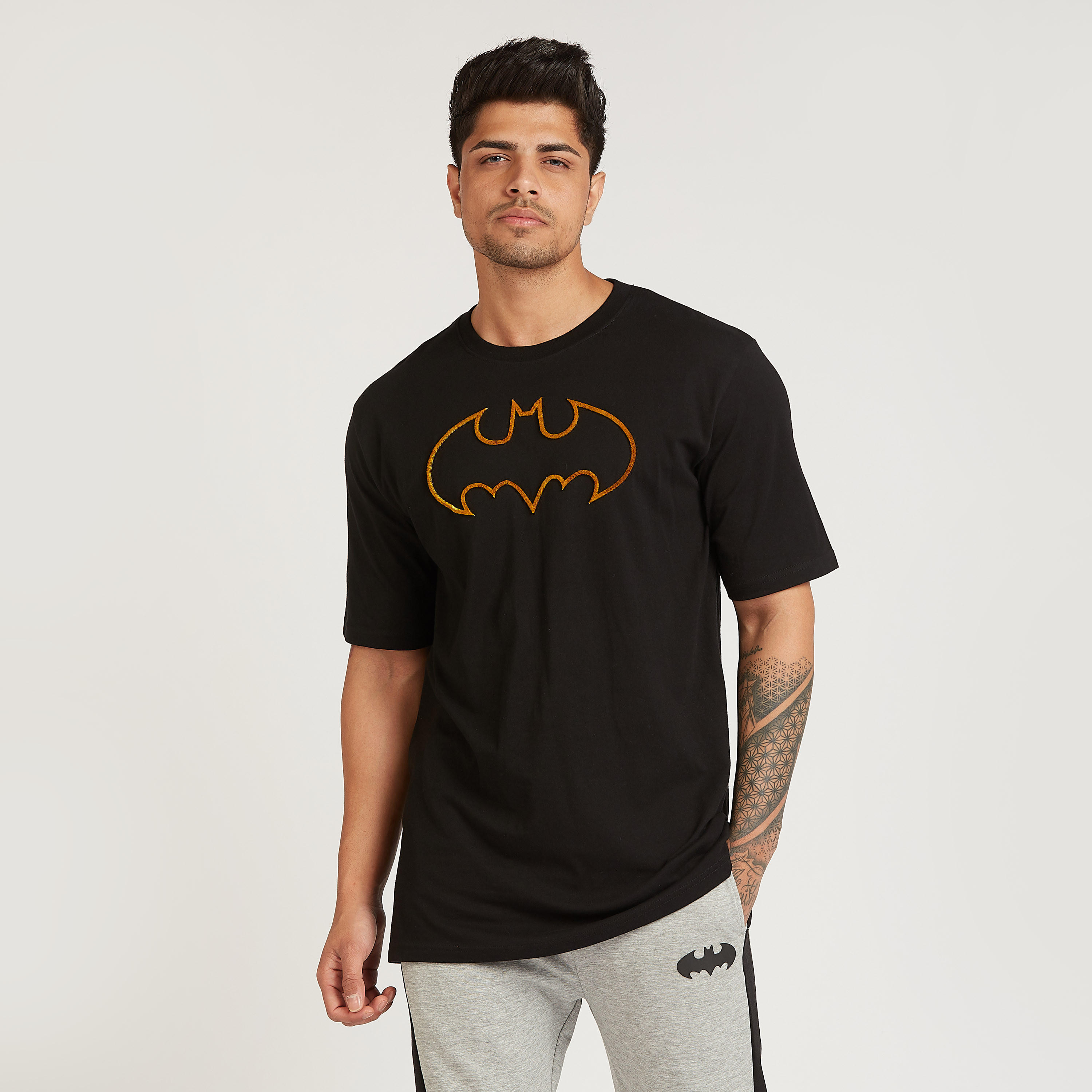 تيشيرت بقصة سليم بياقة ضيقة وأكمام قصيرة وطبعات باتمان-men-clothing-tshirtsandpolos-tshirts-image-1